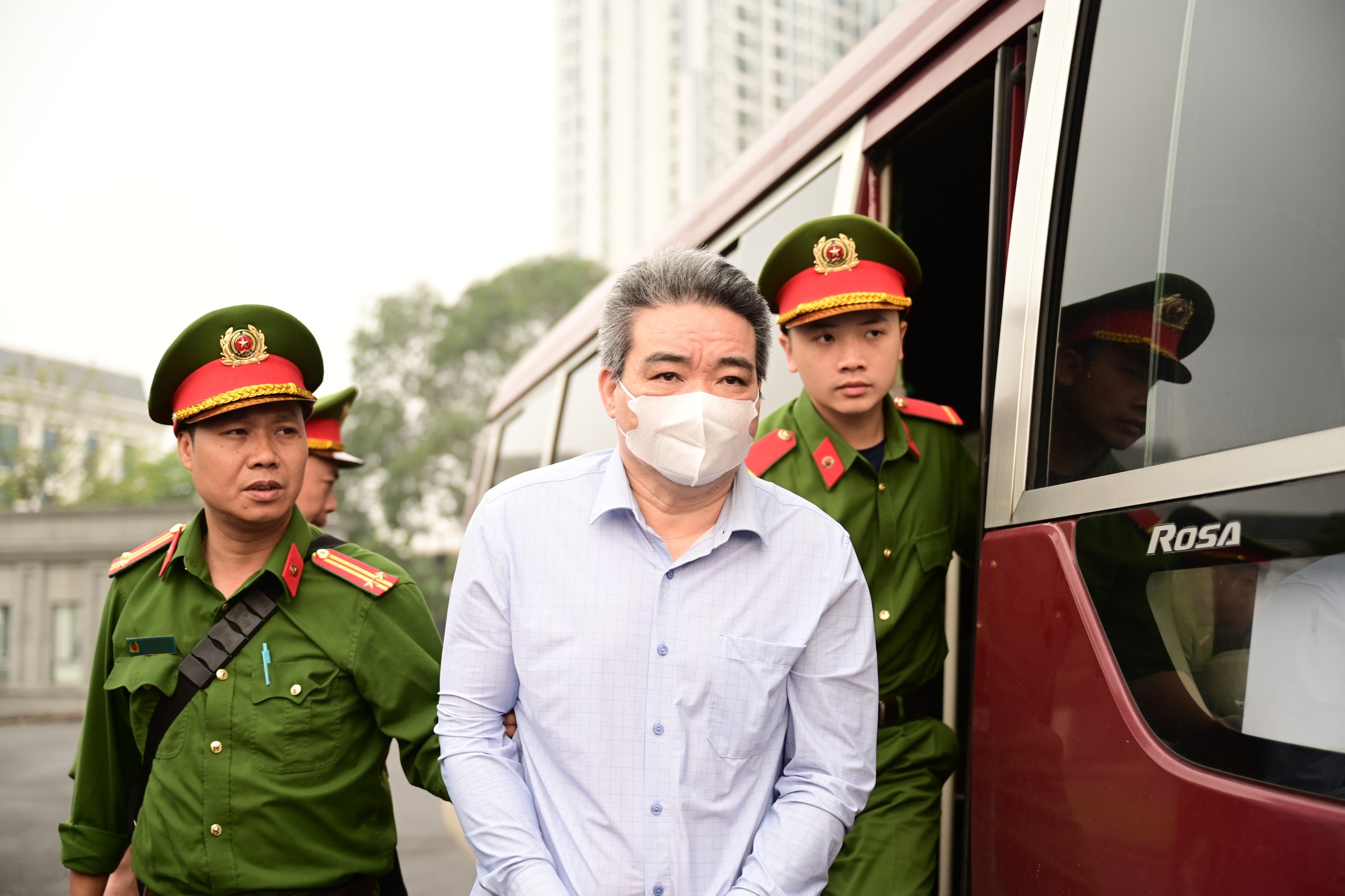 Cựu Thứ trưởng Hoàng Văn Thắng hầu tòa vì tội nhận hối lộ gây thiệt hại lớn - Ảnh 4.