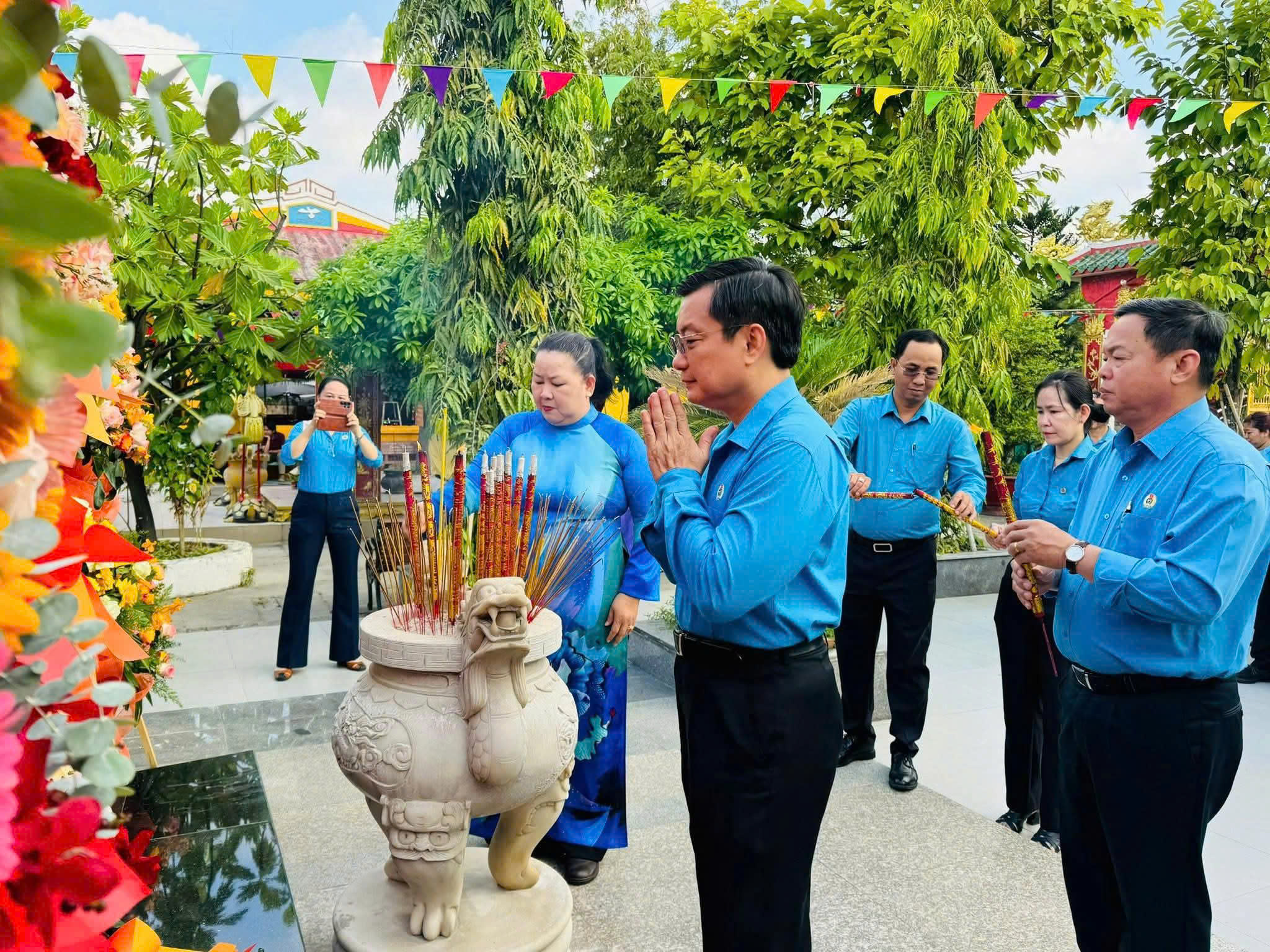 C&aacute;n bộ C&ocirc;ng đo&agrave;n TPHCM d&acirc;ng hương tưởng niệm 46 năm ng&agrave;y mất Chủ tịch T&ocirc;n Đức Thắng - Ảnh 5.