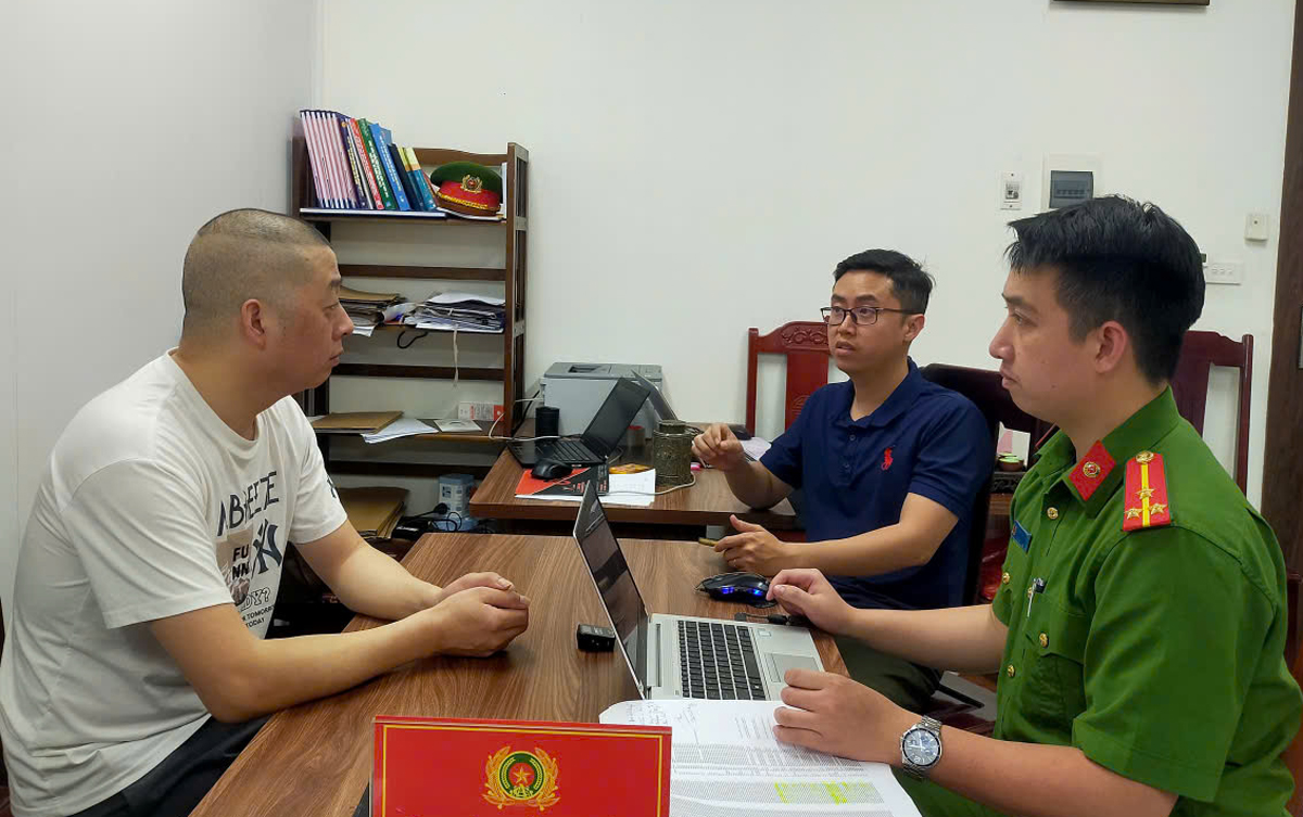 Bắt 3 đối tượng c&acirc;u kết với người nước ngo&agrave;i lập s&agrave;n điện tử lừa đảo h&agrave;ng tỉ đồng - Ảnh 2.