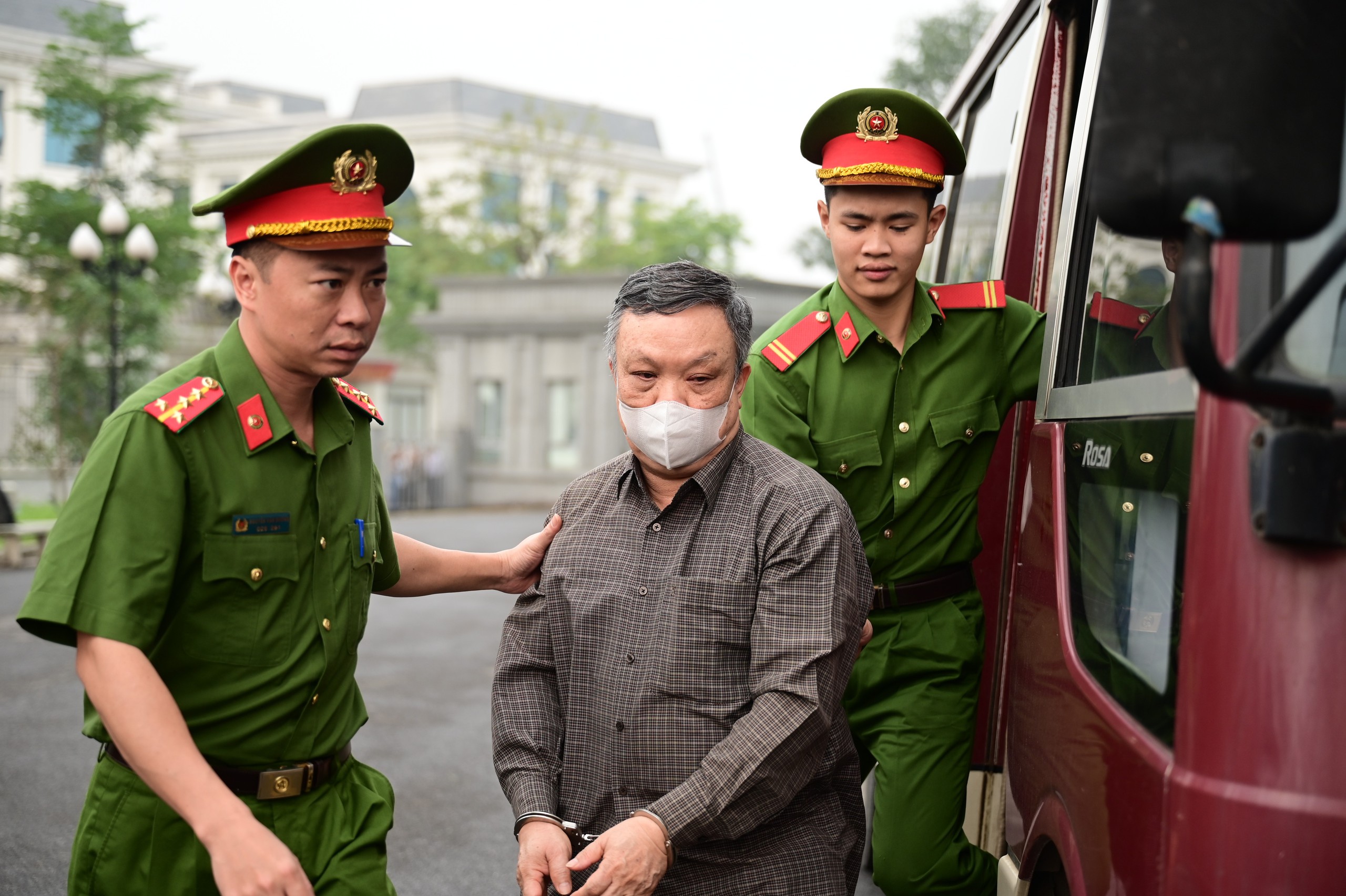 Cựu Thứ trưởng Hoàng Văn Thắng hầu tòa vì tội nhận hối lộ gây thiệt hại lớn - Ảnh 7.