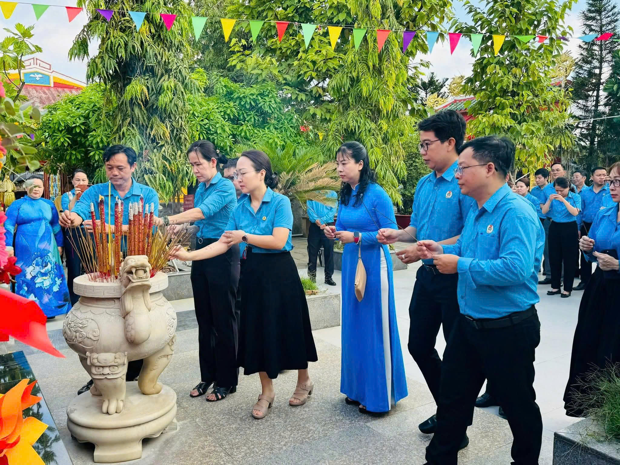 C&aacute;n bộ C&ocirc;ng đo&agrave;n TPHCM d&acirc;ng hương tưởng niệm 46 năm ng&agrave;y mất Chủ tịch T&ocirc;n Đức Thắng - Ảnh 6.