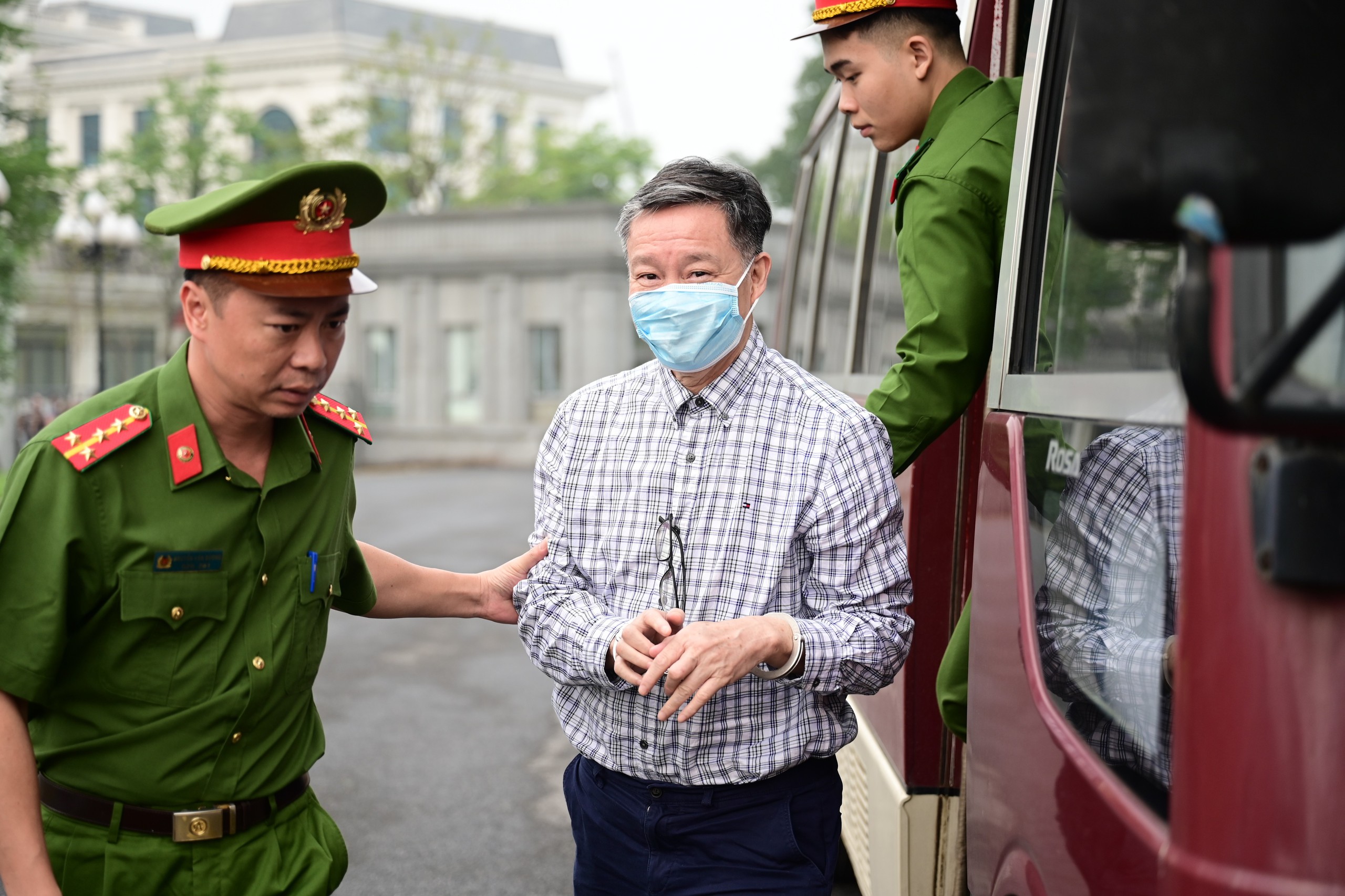 Cựu Thứ trưởng Hoàng Văn Thắng hầu tòa vì tội nhận hối lộ gây thiệt hại lớn - Ảnh 3.