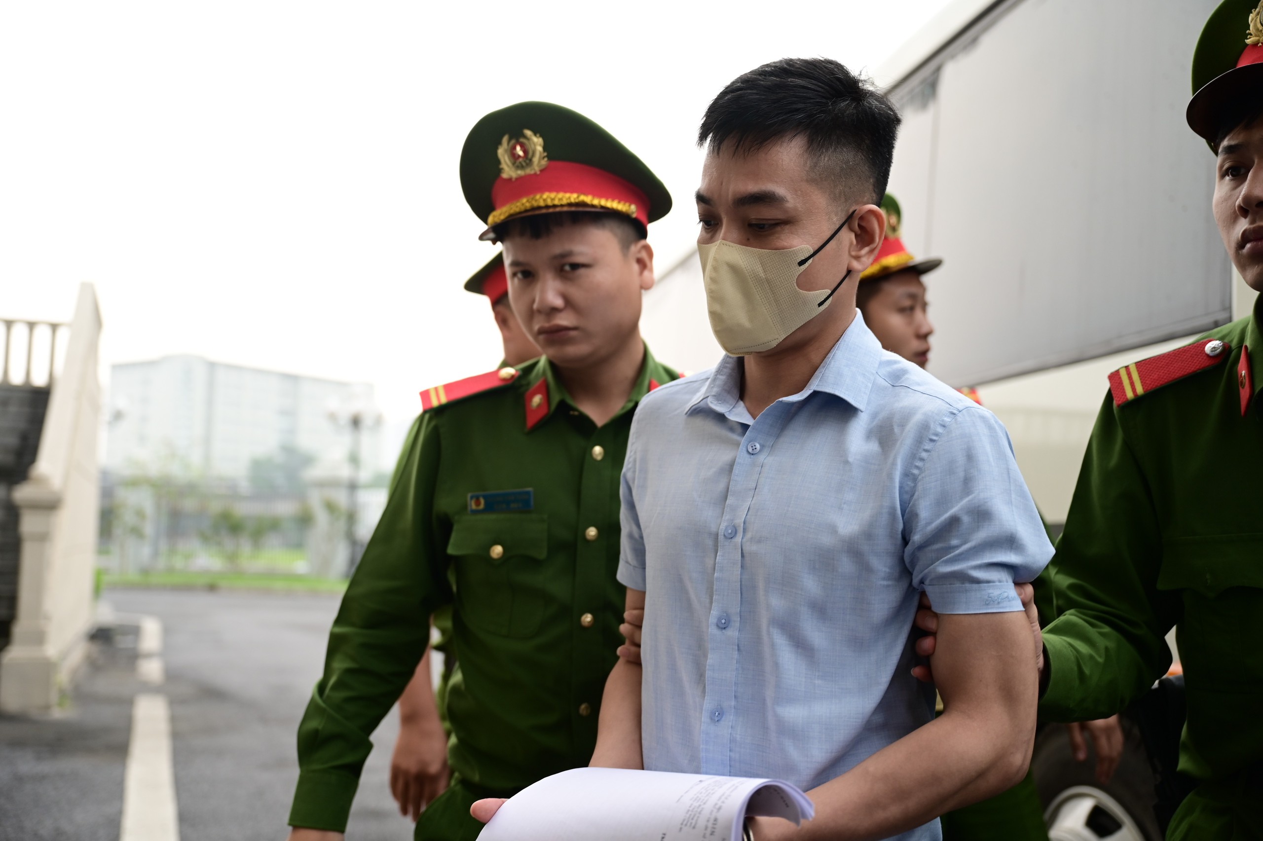 Cựu Thứ trưởng Hoàng Văn Thắng hầu tòa vì tội nhận hối lộ gây thiệt hại lớn - Ảnh 6.