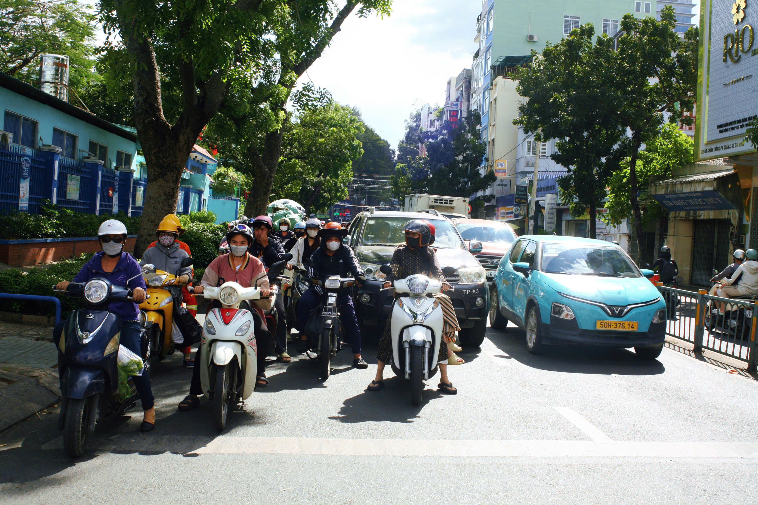 Nắng nóng diện rộng tại TPHCM và Nam Bộ, có nơi trên 37 độ C - Ảnh 1.