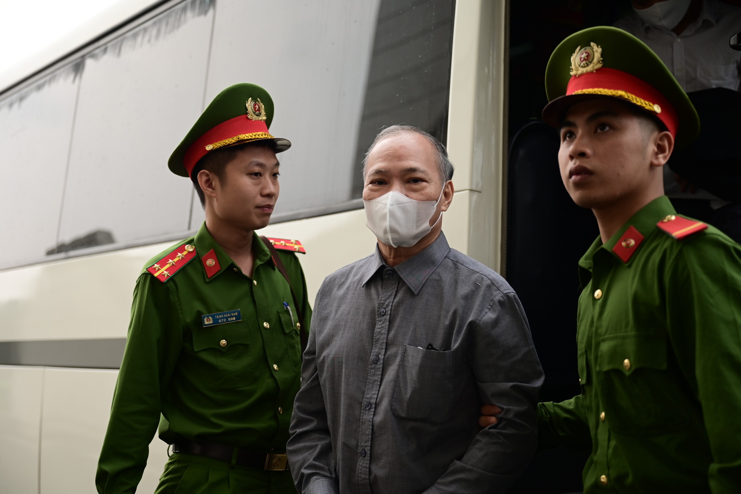 Cựu Thứ trưởng Hoàng Văn Thắng hầu tòa vì tội nhận hối lộ gây thiệt hại lớn - Ảnh 2.