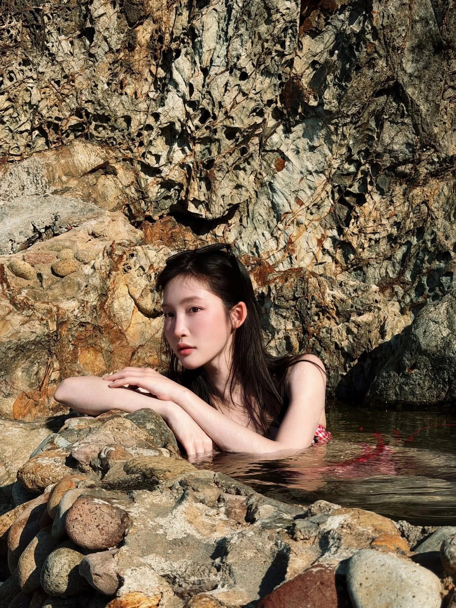 Diễn biến bất ngờ về vụ ca sĩ Juky San mặc bikini, nghi tắm tại Giếng Tiên ở Gia Lai - Ảnh 1.