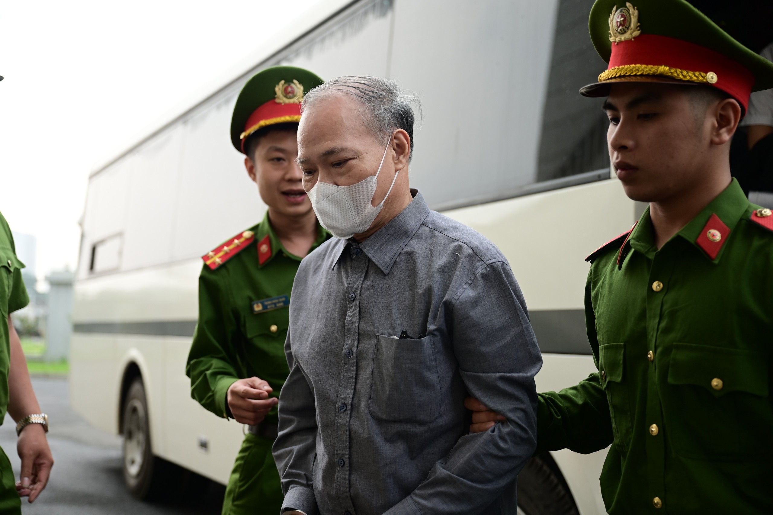 Cựu Thứ trưởng Hoàng Văn Thắng hầu tòa vì tội nhận hối lộ gây thiệt hại lớn - Ảnh 1.