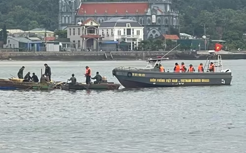 Dông lốc khiến mảng đánh bắt hải sản lật úp, 2 mẹ con tử vong
