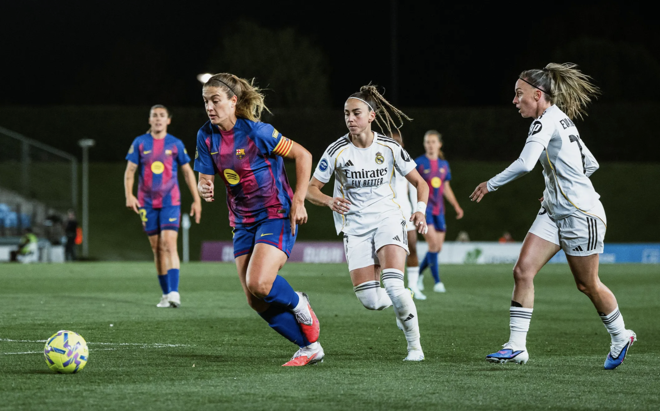 Barcelona đè bẹp Real Madrid trận "siêu kinh điển", tiến sát ngôi vô địch nữ Liga - Ảnh 2.