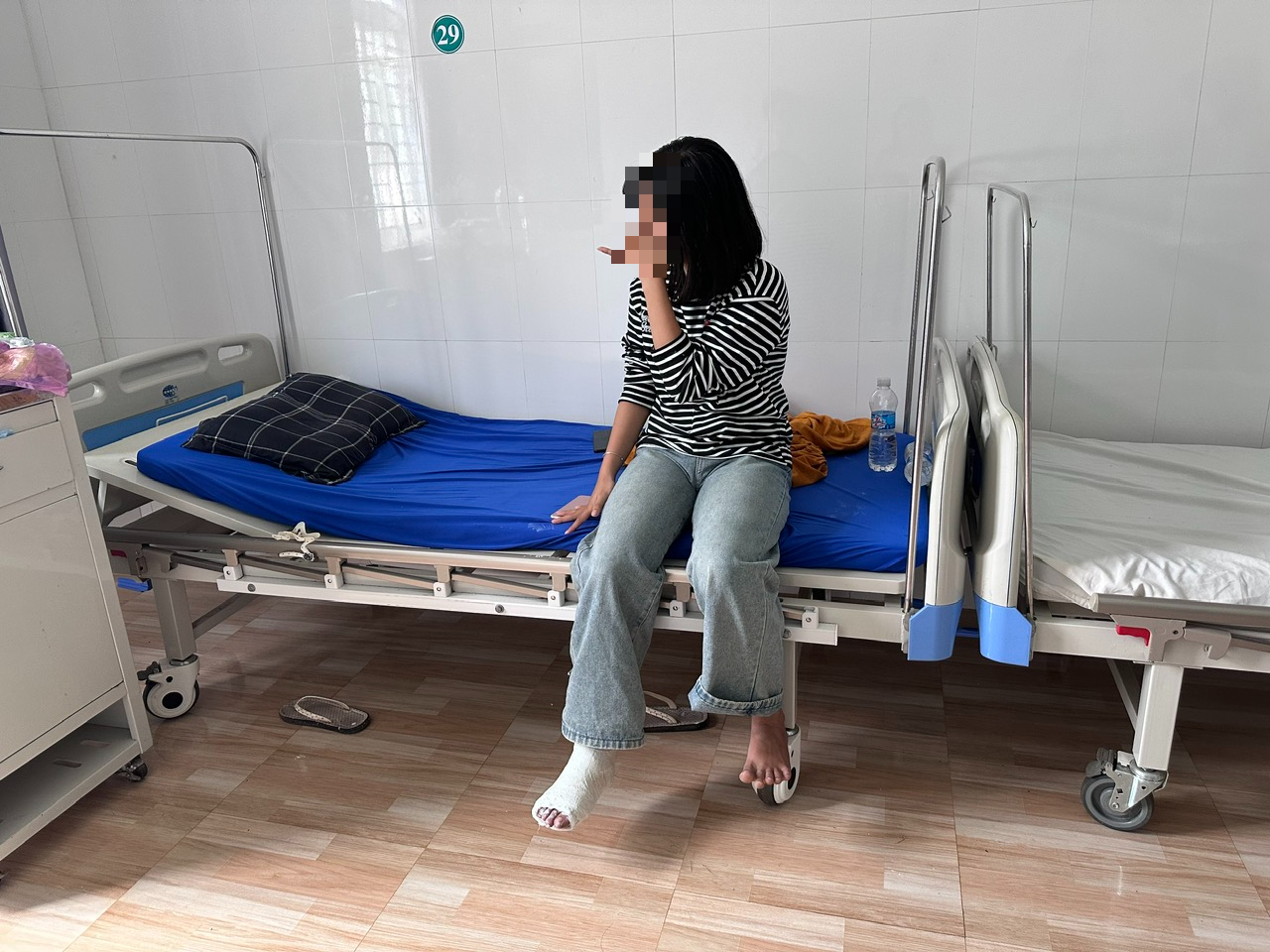 Nữ sinh lớp 7 gãy xương sườn nghi do bạn học đánh: Thực trạng bạo lực học đường 2026 - Ảnh 3.