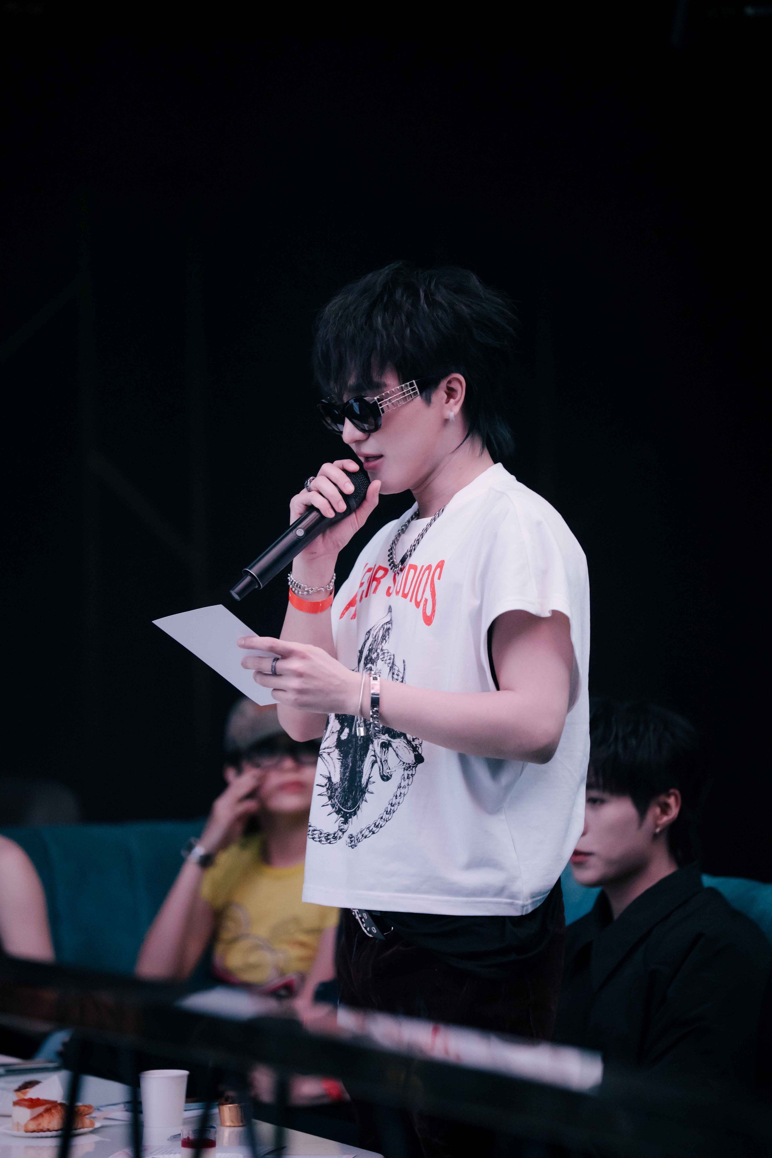 D&agrave;n anh trai, em xinh đến ch&uacute;c mừng Album đầu tay của &Aacute;nh S&aacute;ng AZA  - Ảnh 5.