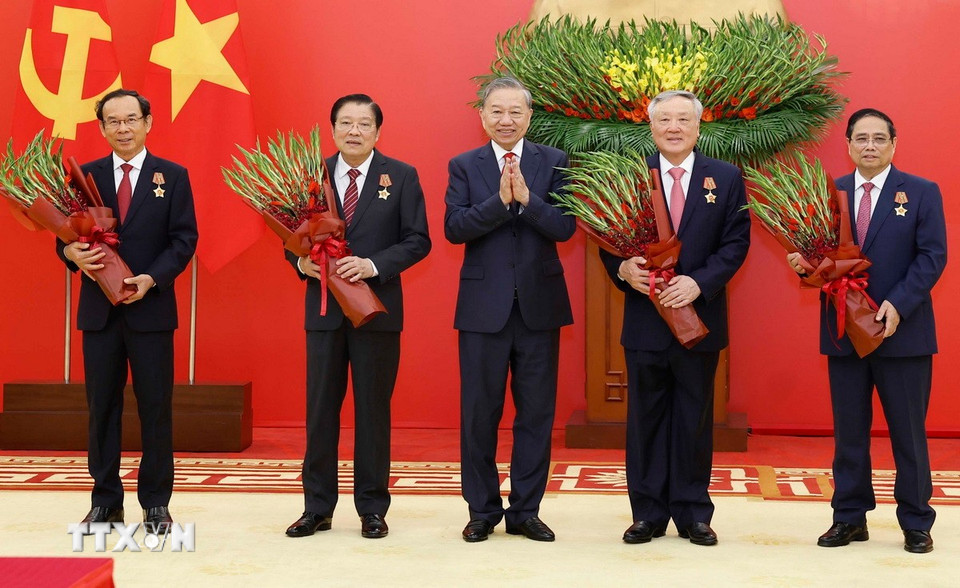 Tổng Bí thư Tô Lâm trao Huân chương Quân công và Huy hiệu Đảng tặng các lãnh đạo, nguyên lãnh đạo - Ảnh 1.