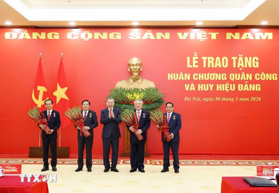 Tổng Bí thư Tô Lâm trao Huân chương Quân công và Huy hiệu Đảng tặng các lãnh đạo, nguyên lãnh đạo - Ảnh 2.