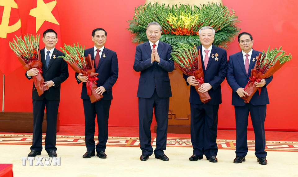 Tổng Bí thư Tô Lâm trao Huân chương Quân công và Huy hiệu Đảng tặng các lãnh đạo, nguyên lãnh đạo - Ảnh 3.
