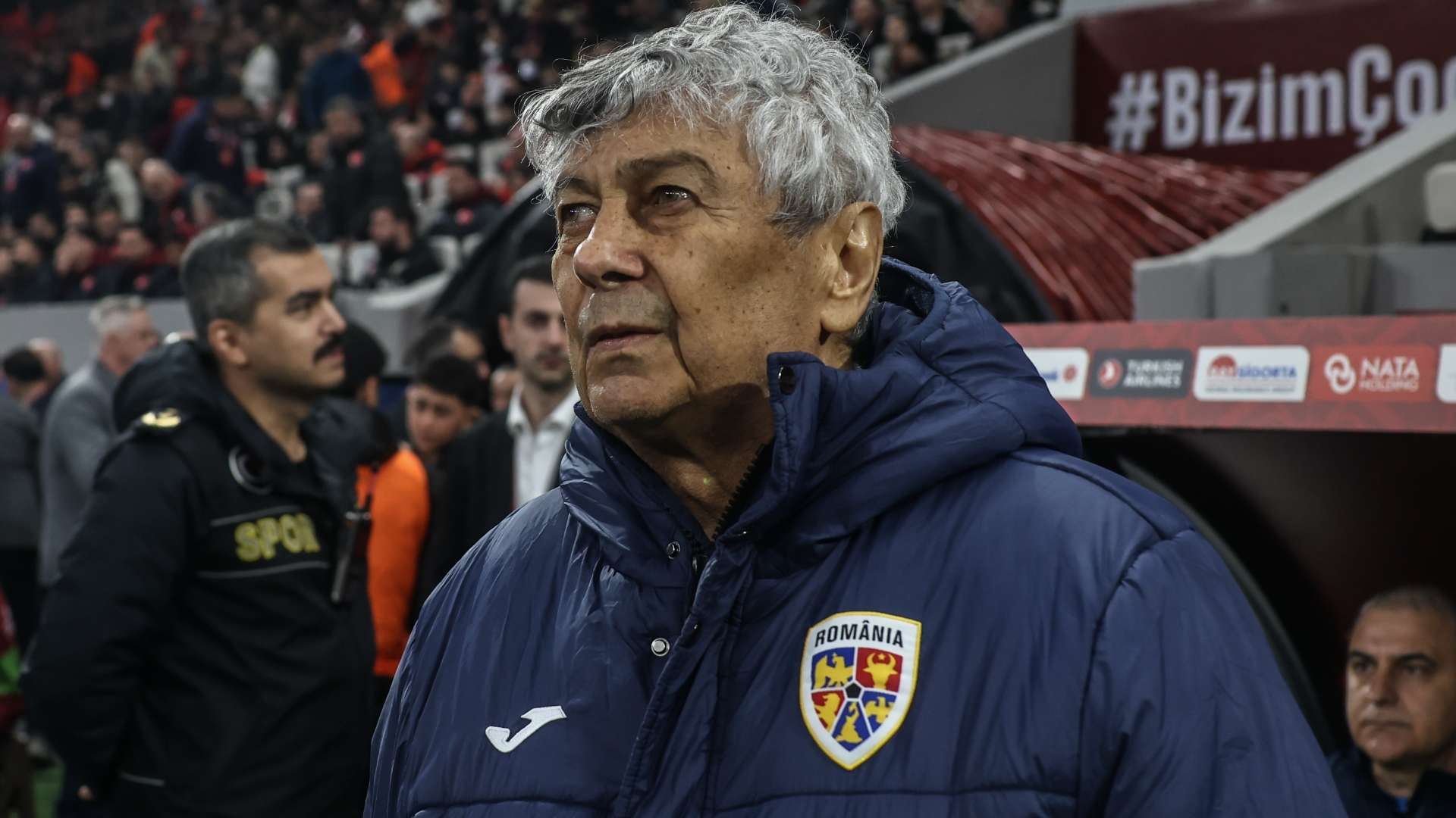 HLV Romania đột quỵ sau v&ograve;ng play-off World Cup - Ảnh 1.