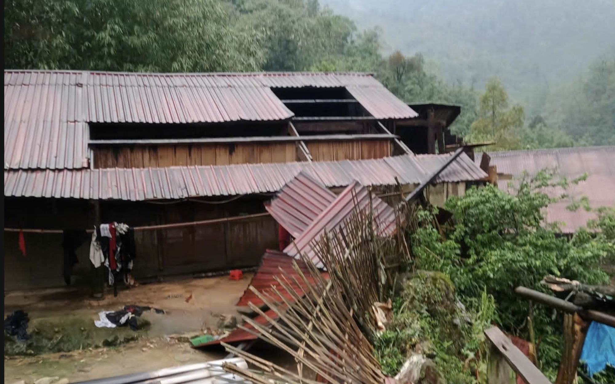 Mưa đá kèm dông lốc, sét làm 4 người chết, tốc mái hơn 6.500 ngôi nhà