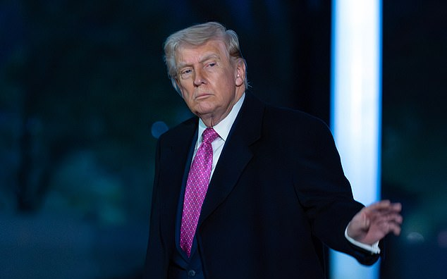 Ông Donald Trump nói “Mỹ đang kiểm soát eo biển Hormuz”