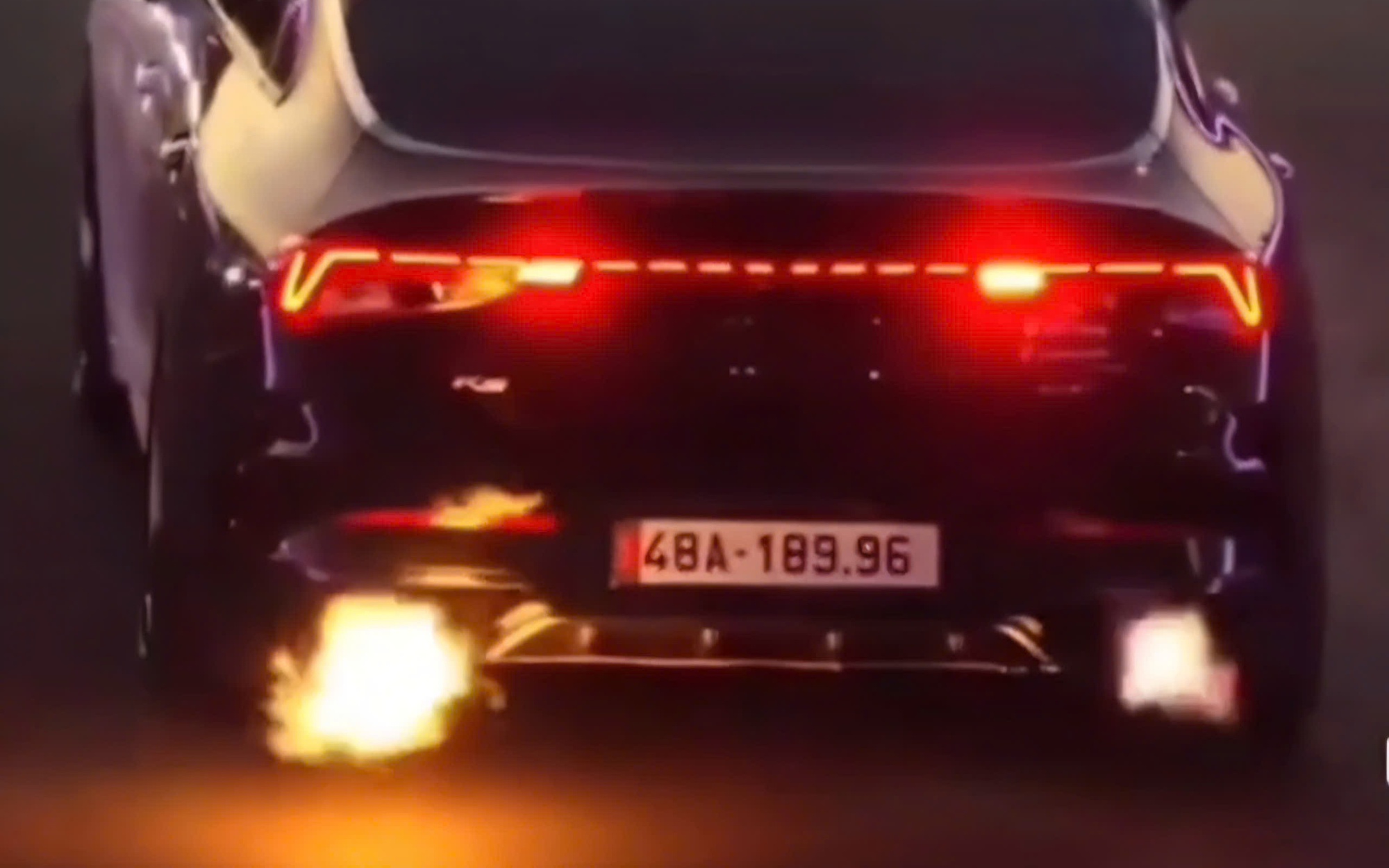 Tài xế xe con phun lửa trên đường: 5 Hành vi vi phạm nghiêm trọng - Ảnh 3.