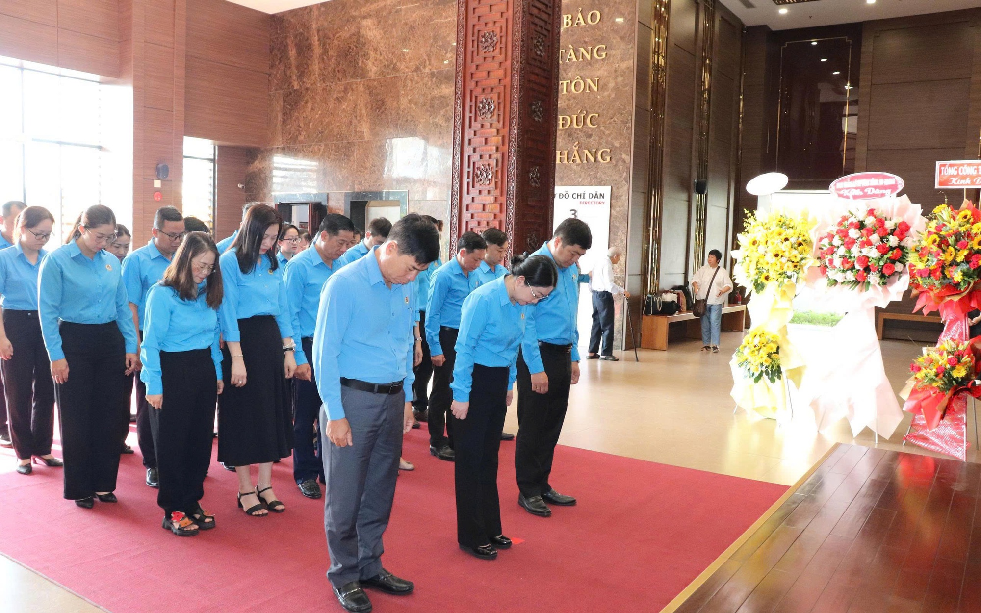 Cán bộ Công đoàn TPHCM dâng hương tưởng niệm Chủ tịch Tôn Đức Thắng