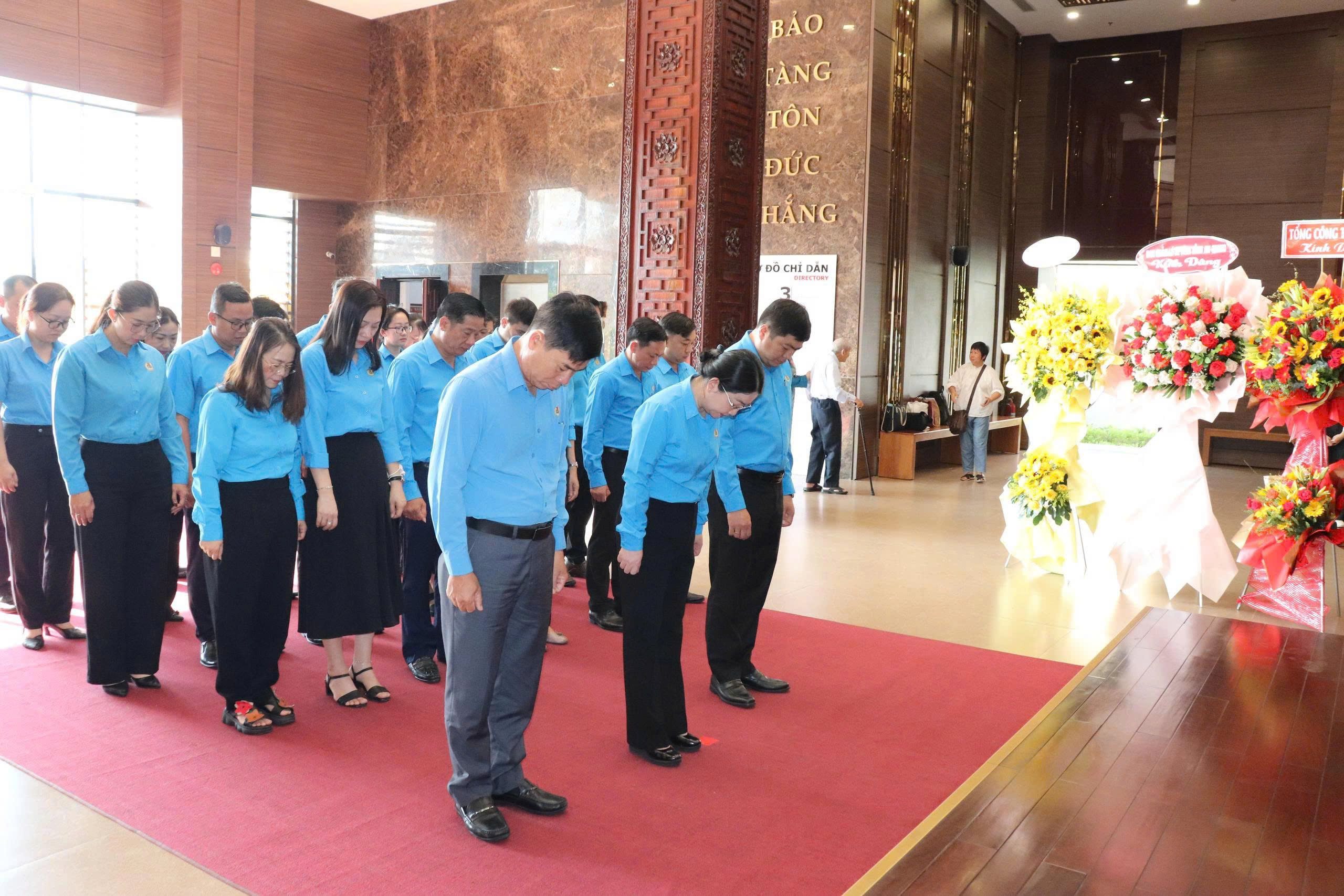 C&aacute;n bộ C&ocirc;ng đo&agrave;n TPHCM d&acirc;ng hương tưởng niệm 46 năm ng&agrave;y mất Chủ tịch T&ocirc;n Đức Thắng - Ảnh 1.