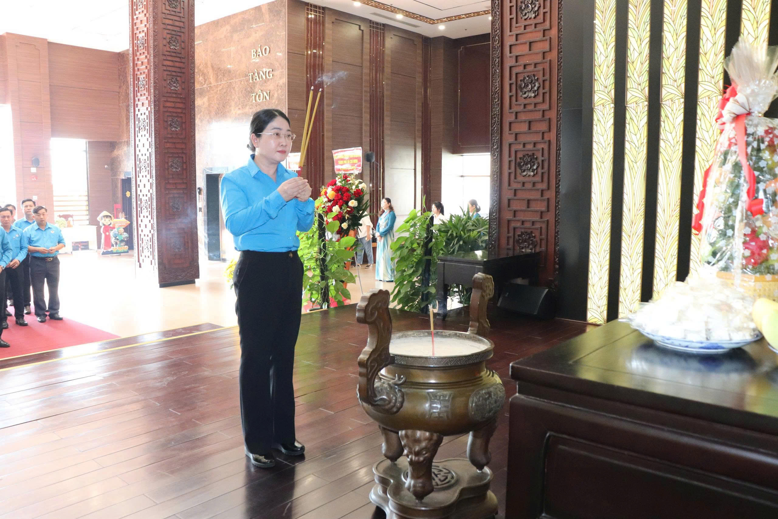 C&aacute;n bộ C&ocirc;ng đo&agrave;n TPHCM d&acirc;ng hương tưởng niệm 46 năm ng&agrave;y mất Chủ tịch T&ocirc;n Đức Thắng - Ảnh 2.