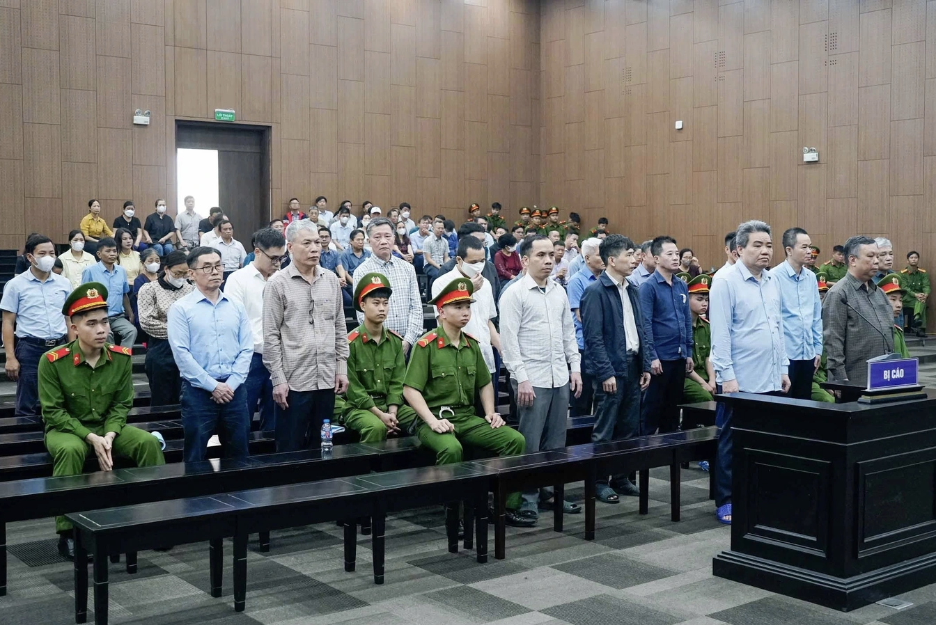 Nữ kế to&aacute;n kh&oacute;c nức nở Tại phi&ecirc;n t&ograve;a cựu Thứ trưởng Ho&agrave;ng Văn Thắng 2026 - Ảnh 1.