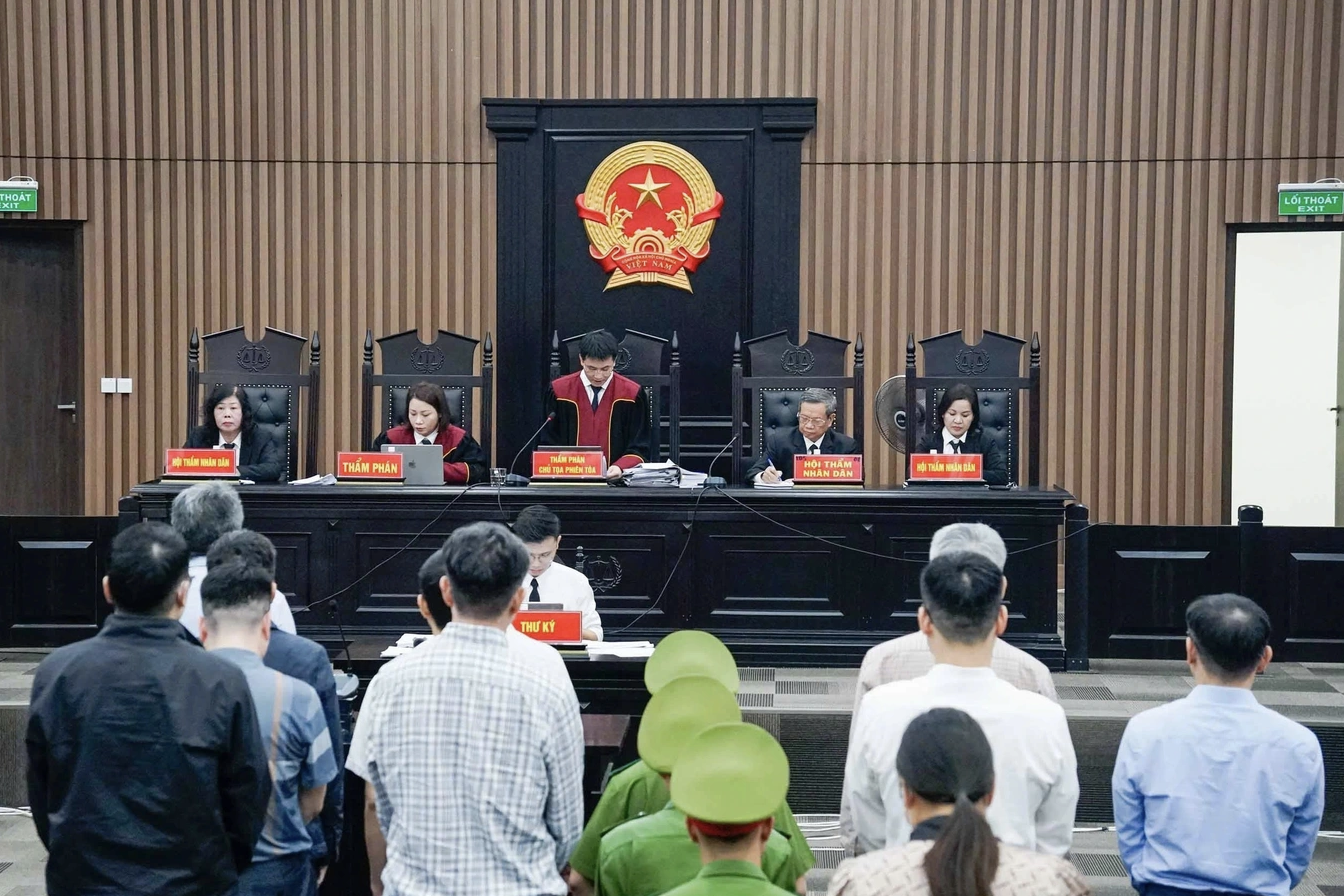 Nữ kế to&aacute;n kh&oacute;c nức nở Tại phi&ecirc;n t&ograve;a cựu Thứ trưởng Ho&agrave;ng Văn Thắng 2026 - Ảnh 2.
