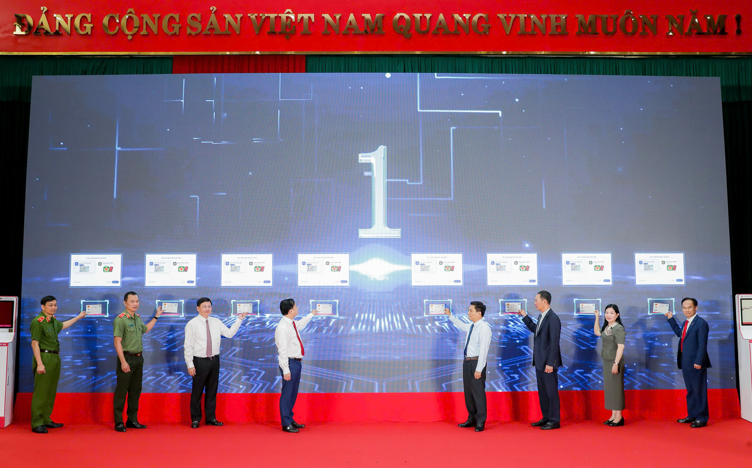Agribank cùng Thanh Hóa triển khai Kiosk hành chính công thông minh - Ảnh 4.