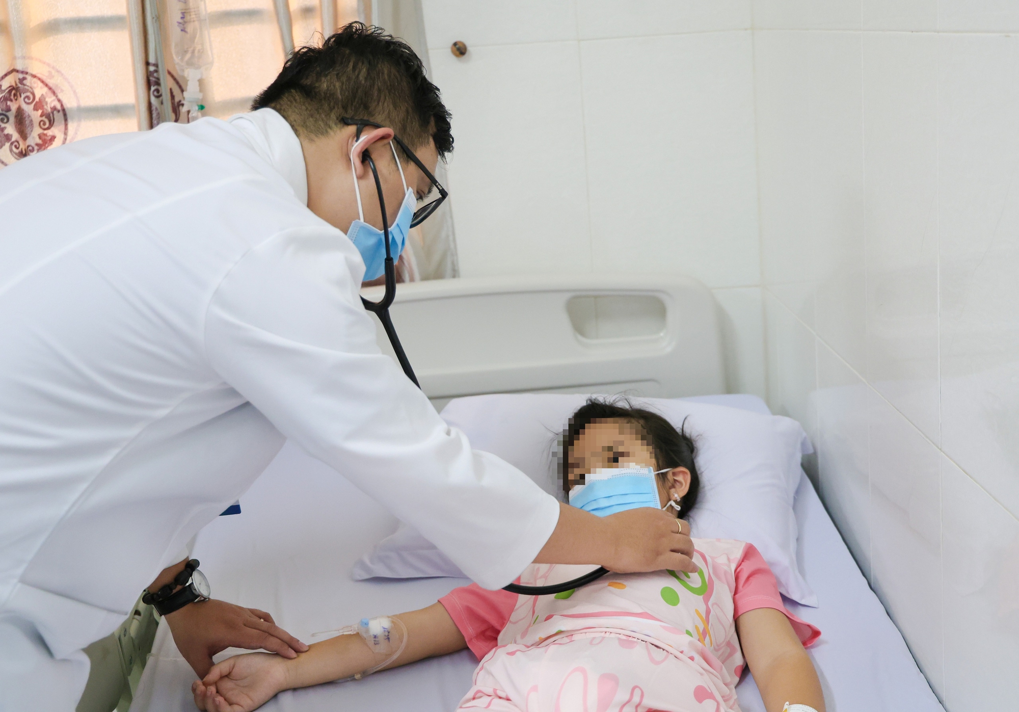 77 Người nhập viện nghi ngộ độc thực phẩm sau khi ăn bánh mì tại Đắk Lắk - Ảnh 2.