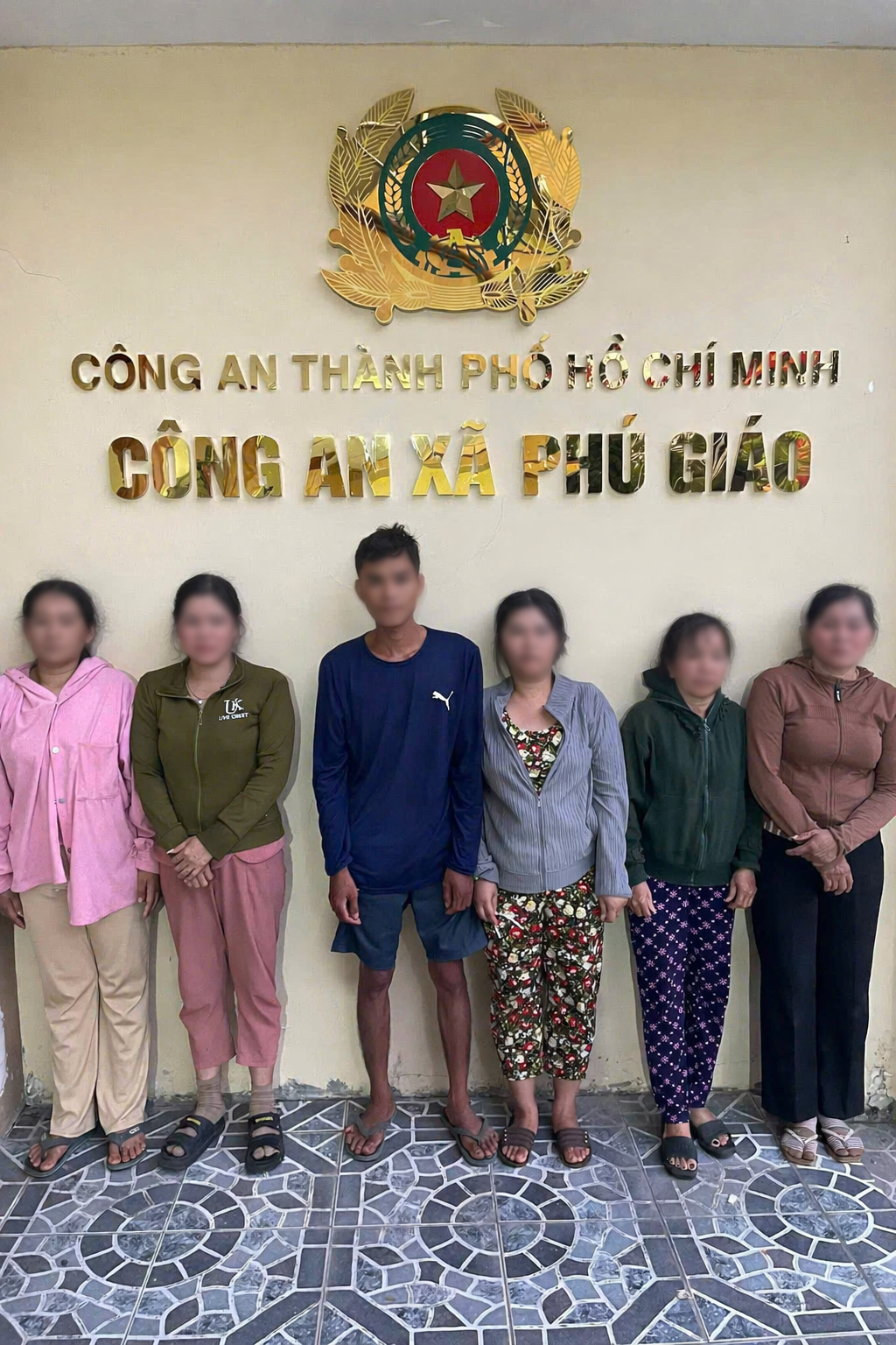 Triệt phá tụ điểm đánh bạc trong rừng, tạm giữ 8 người - Ảnh 1.