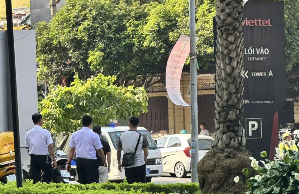 Xử l&yacute; nh&oacute;m người x&ocirc; x&aacute;t, rượt đuổi nhau tr&ecirc;n vỉa h&egrave; ở TPHCM - Ảnh 2.