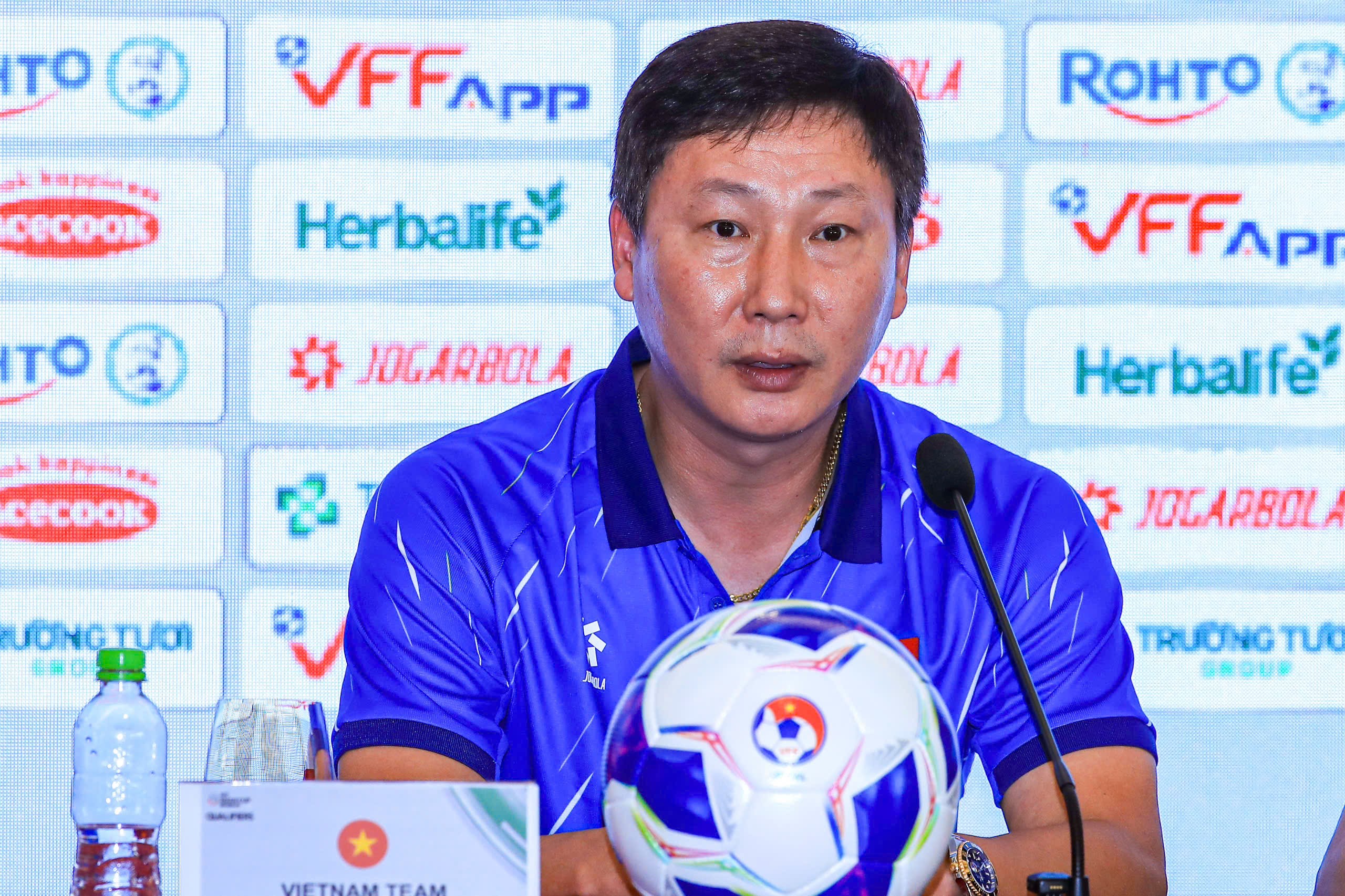 HLV Kim Sang-sik h&agrave;i l&ograve;ng với trận thắng c&aacute;ch biệt 2 b&agrave;n của tuyển Việt Nam - Ảnh 3.