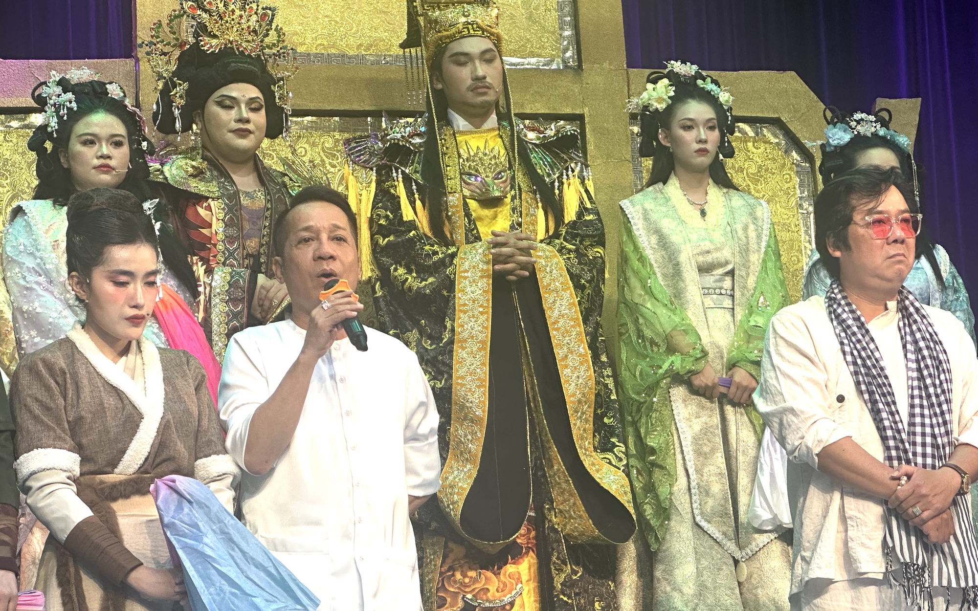 Quản chặt "đầu vào", trả lại chuẩn mực nghệ thuật