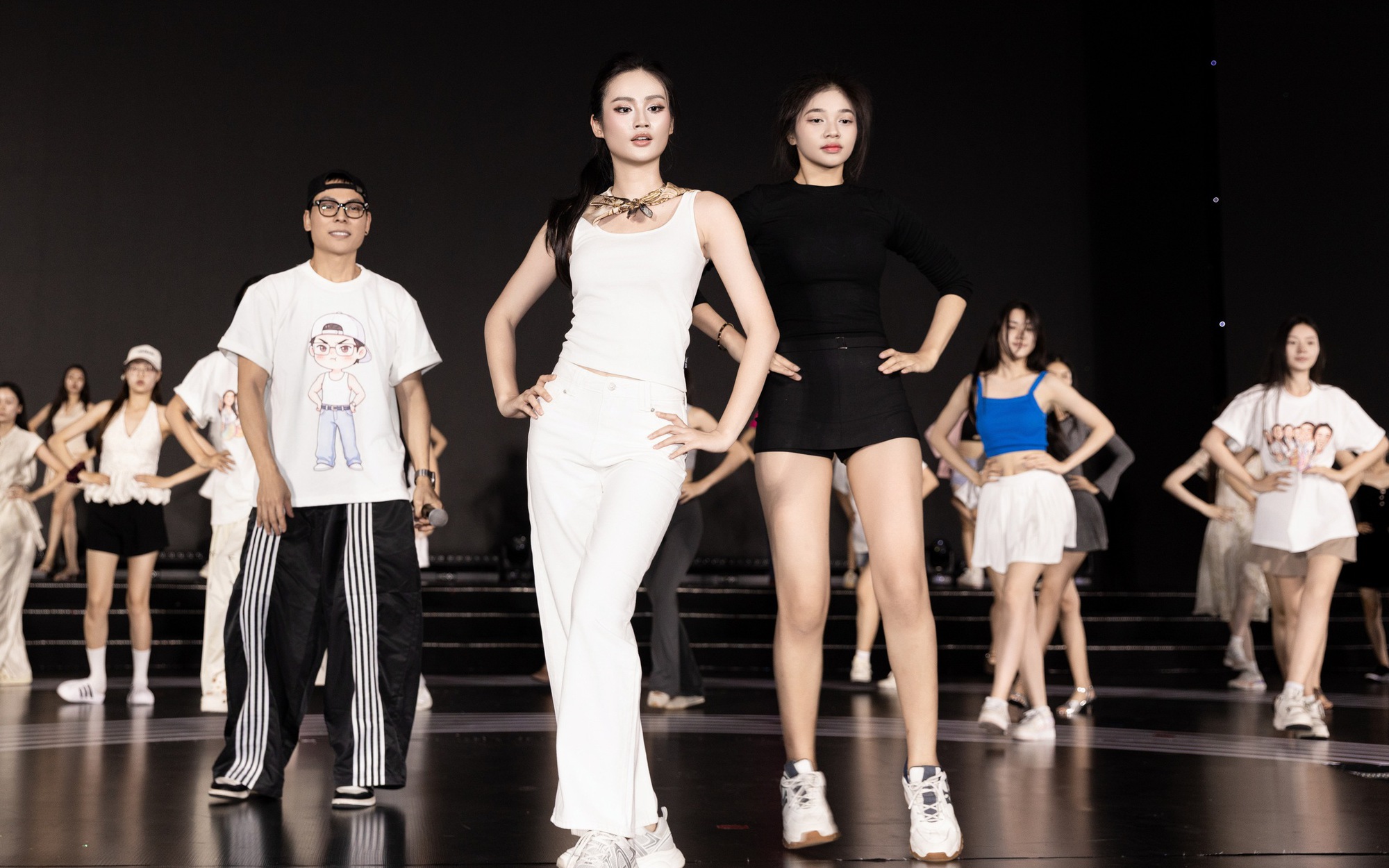 Ai đứng sau những màn đồng diễn ấn tượng ở chung kết "Miss World Vietnam 2025"