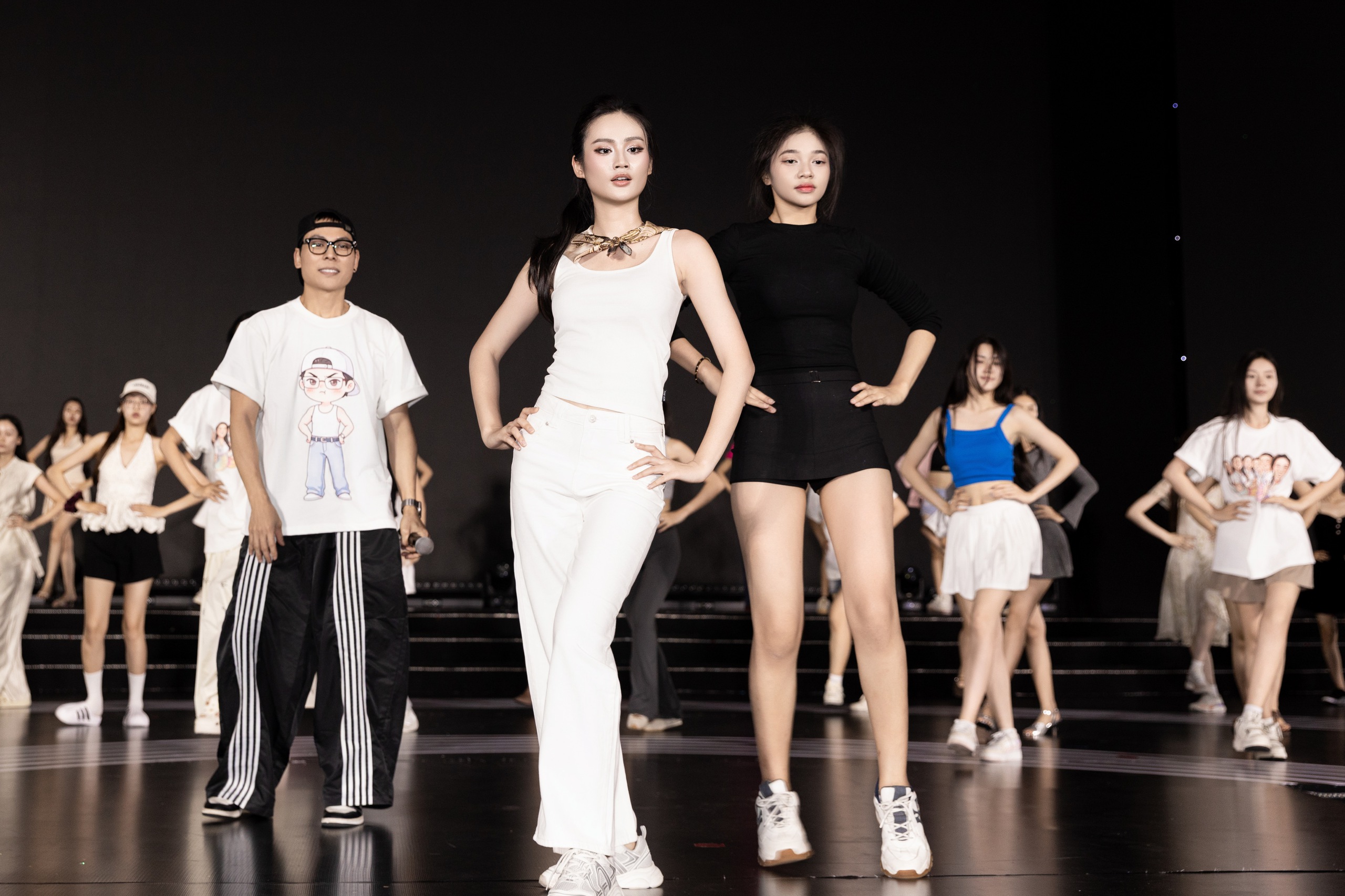 Ai đứng sau những màn đồng diễn ấn tượng ở chung kết Miss World Vietnam 2025 - Ảnh 9.