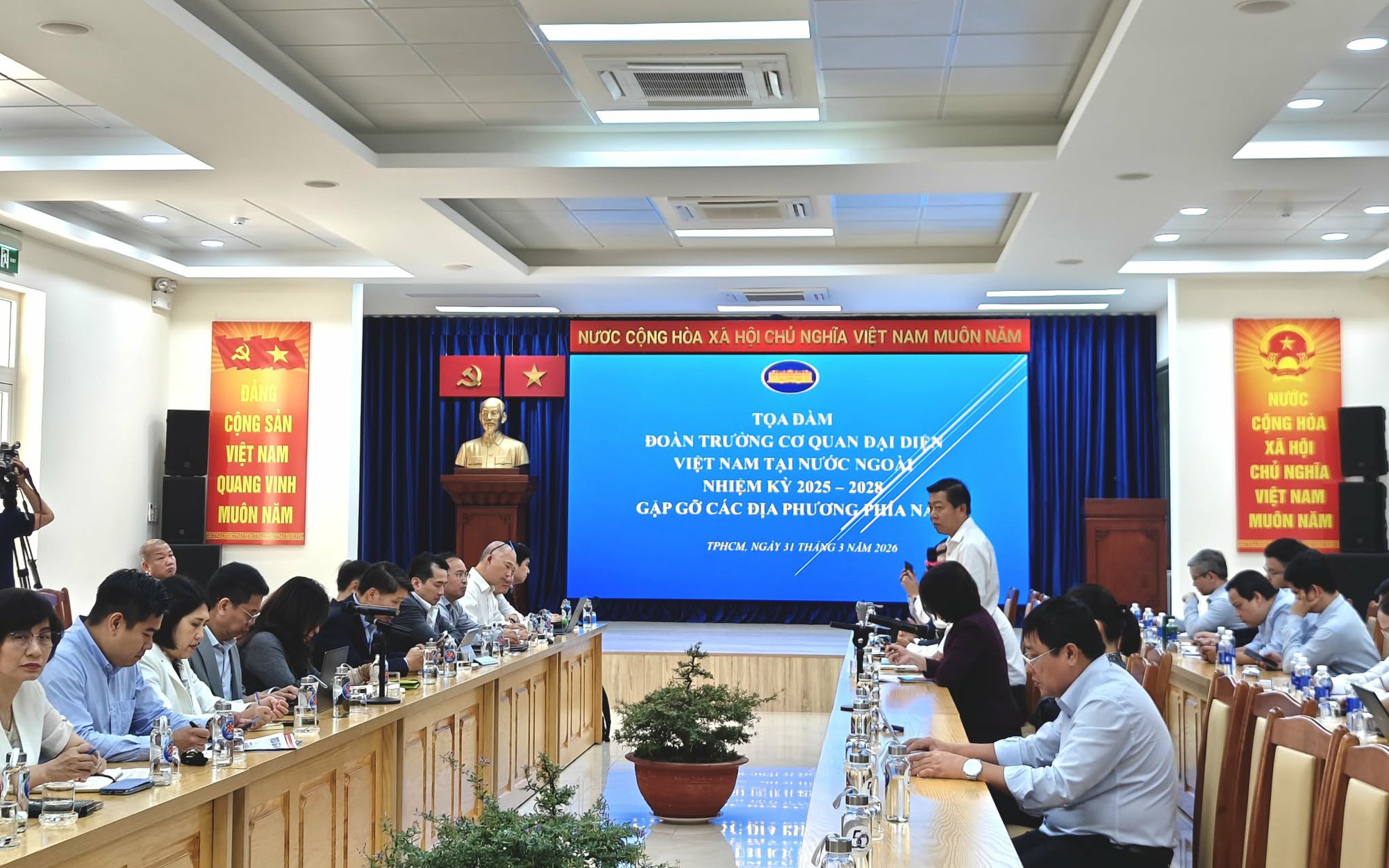 Ngoại giao kinh tế: Trợ lực cho phía Nam