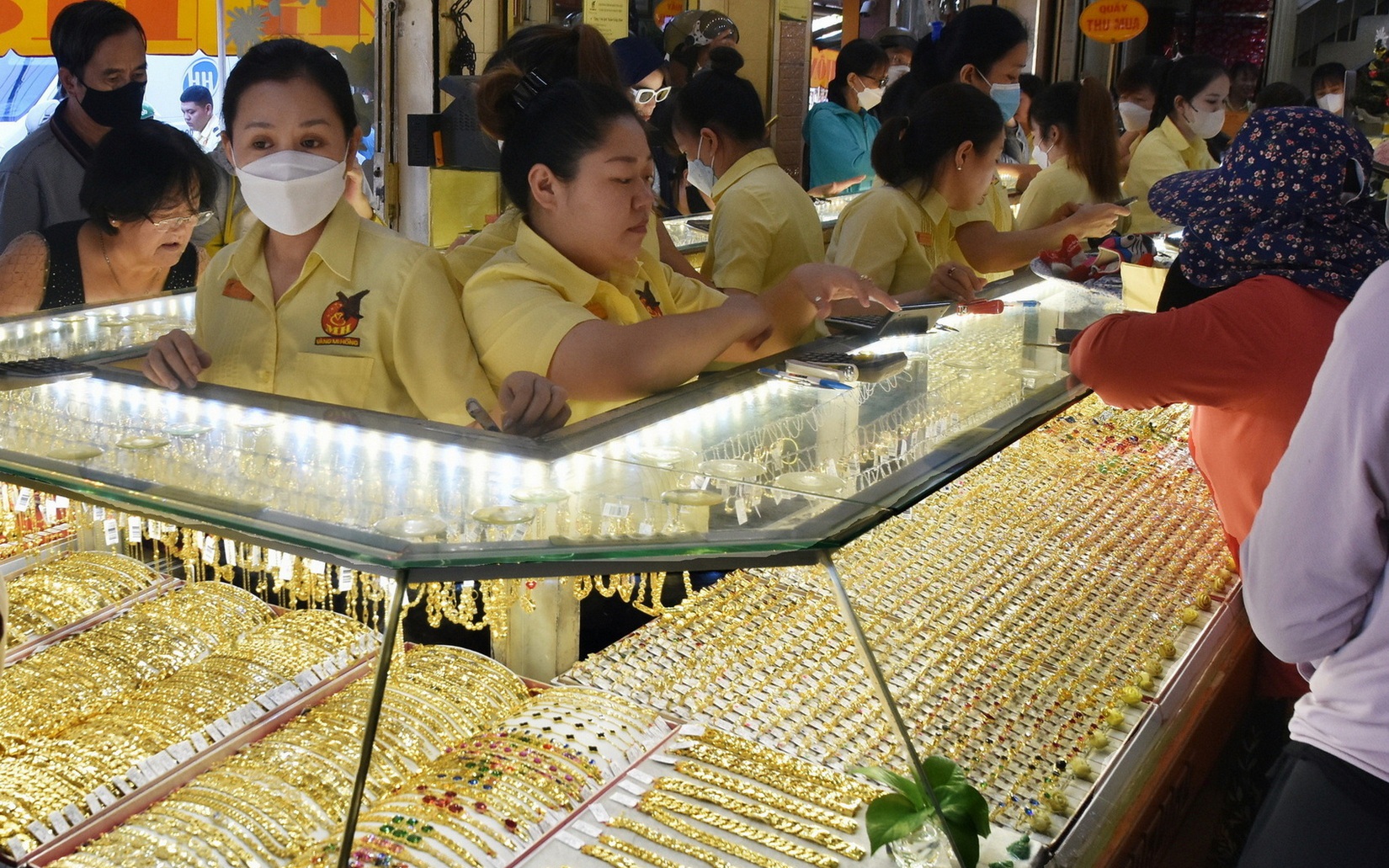 Giá vàng hôm nay, 1-4: Tăng mạnh lên gần 4.700 USD/ounce