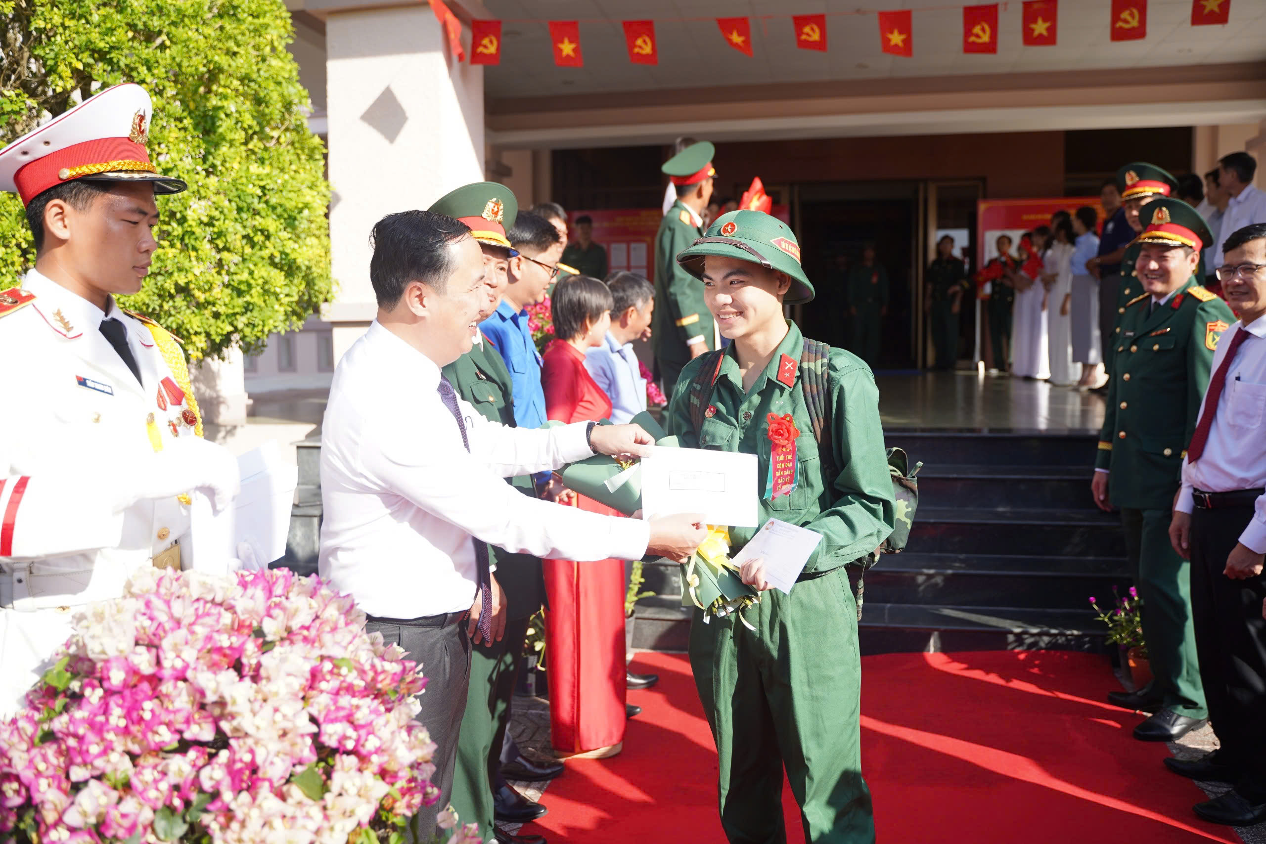 Sẵn s&agrave;ng nhận nhiệm vụ, r&egrave;n luyện v&igrave; Tổ quốc - Ảnh 10.