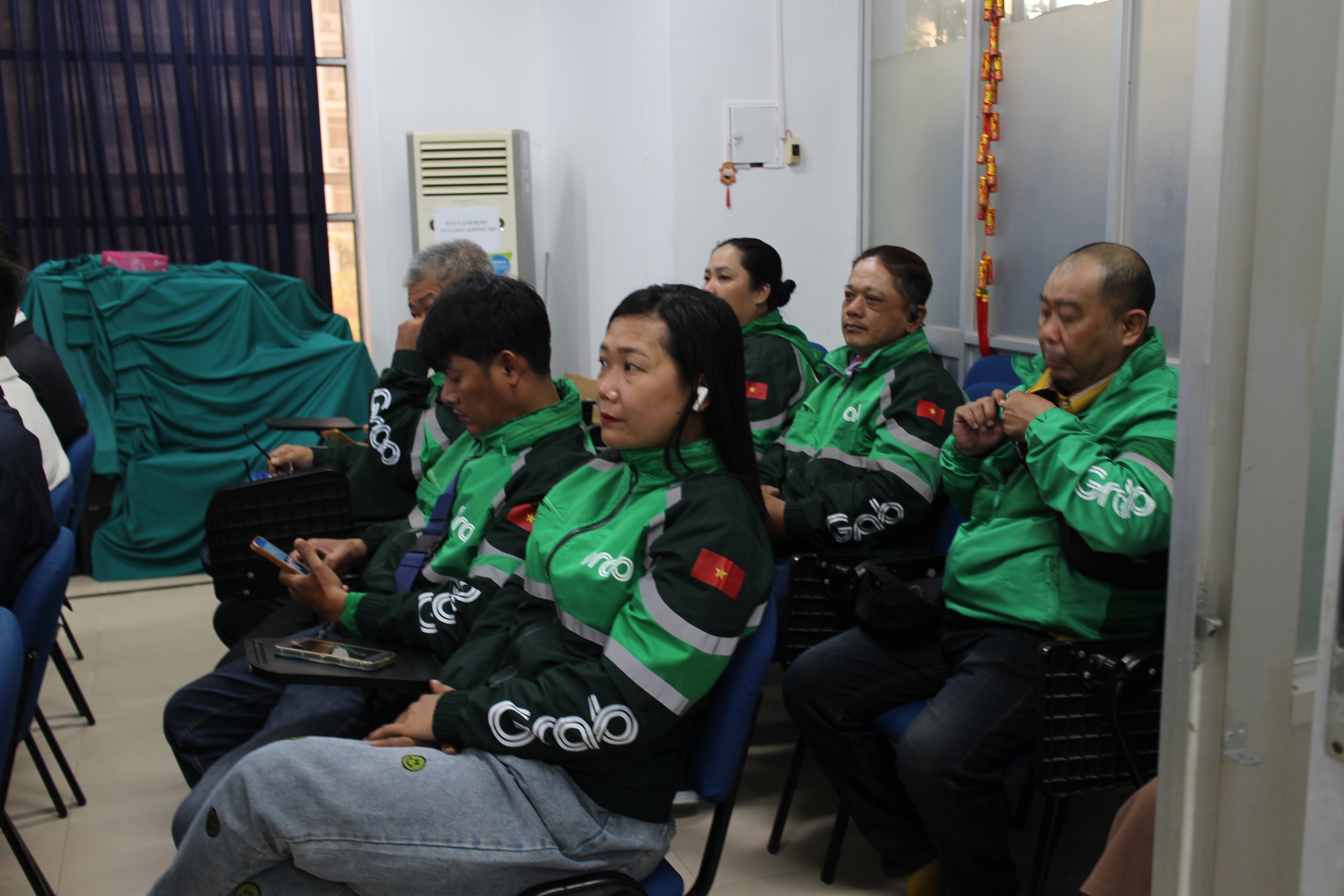 C&aacute;ch t&agrave;i xế xe &ocirc;m c&ocirc;ng nghệ được hỗ trợ để đổi từ xe xăng sang xe điện - Ảnh 2.