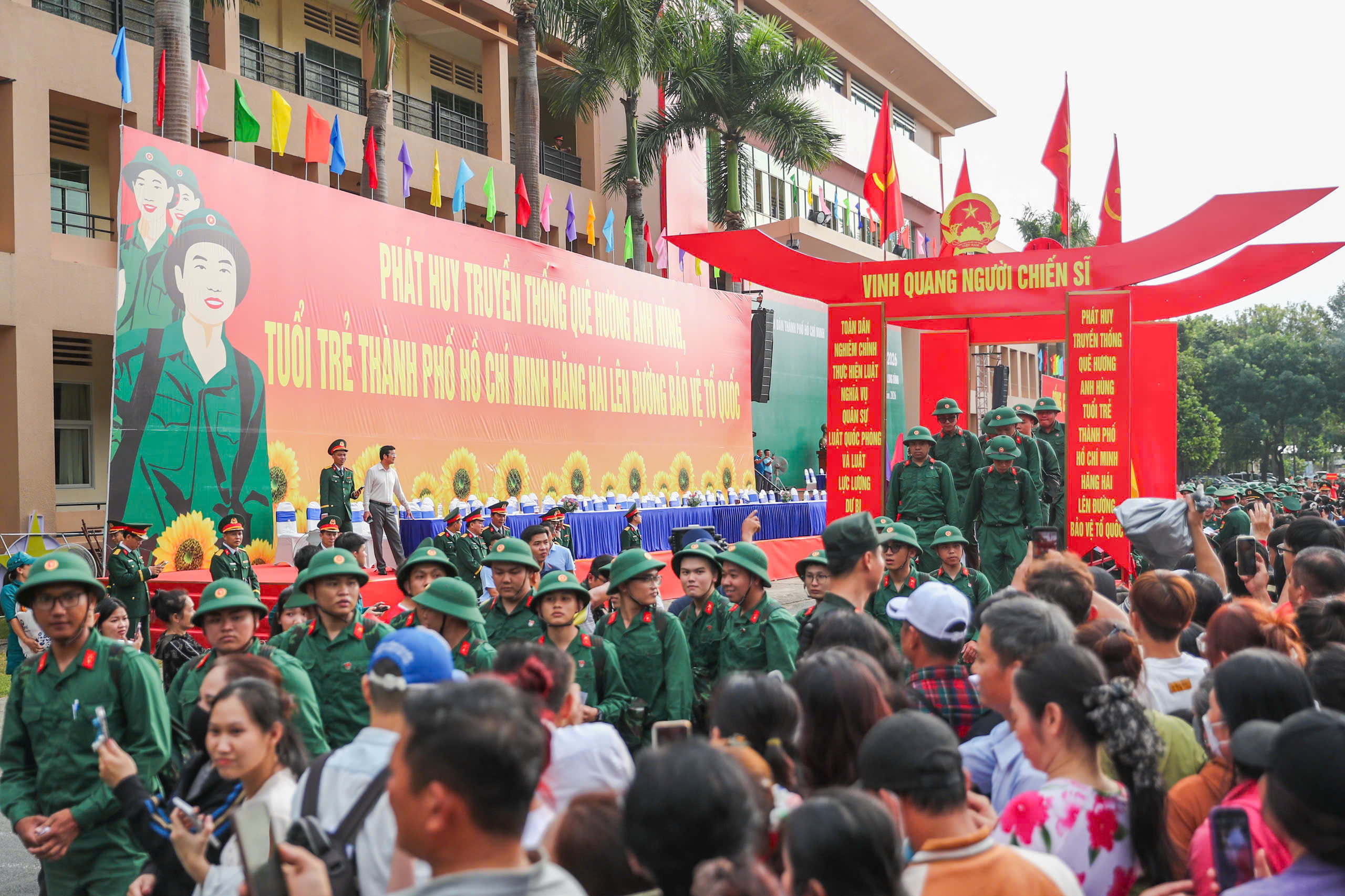Lớp thanh niên đầu tiên của TPHCM sau sáp nhập lên đường nhập ngũ - Ảnh 8.