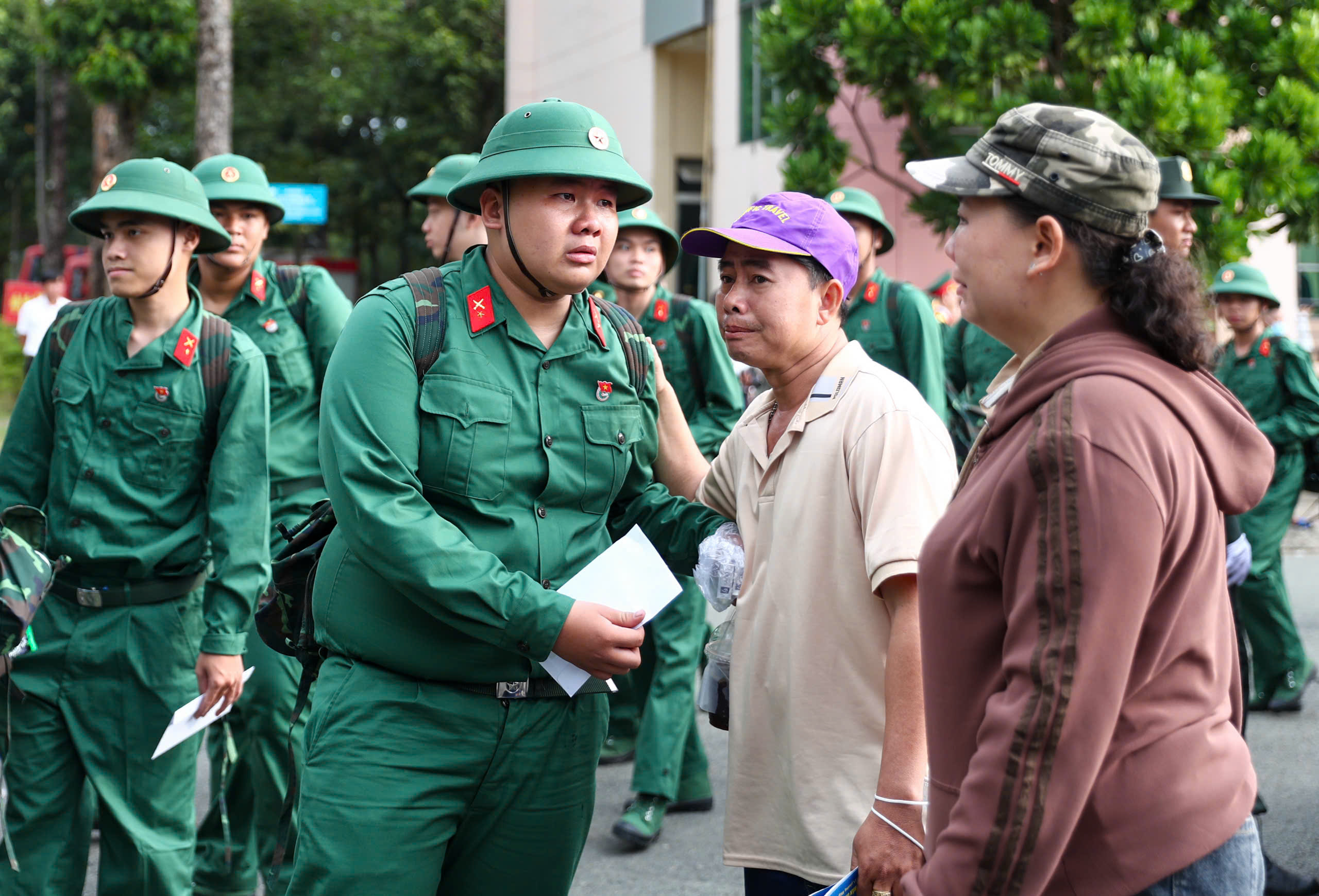 Lớp thanh niên đầu tiên của TPHCM sau sáp nhập lên đường nhập ngũ - Ảnh 9.