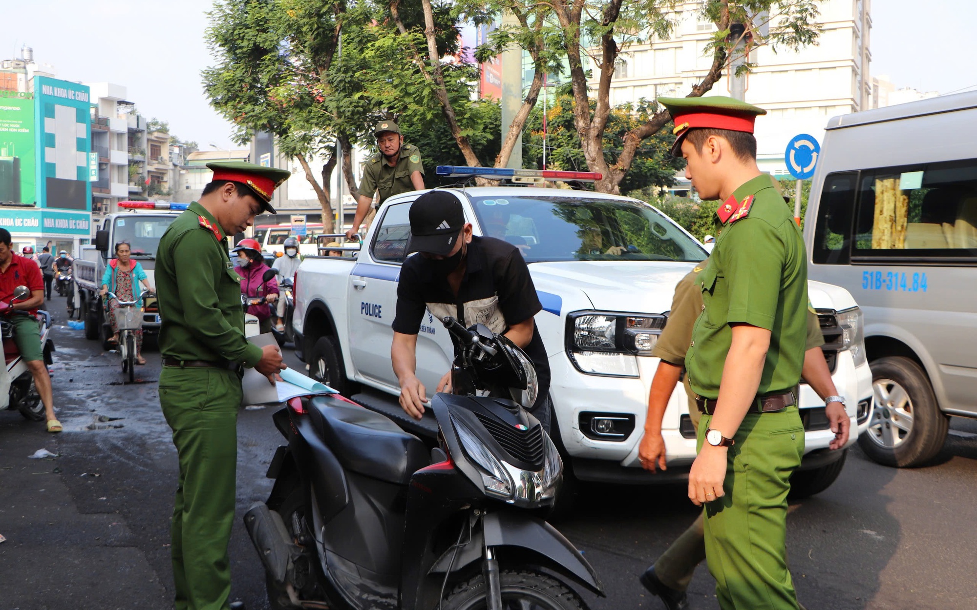 Vỉa hè và sinh kế: Cần cách tiếp cận hài hòa