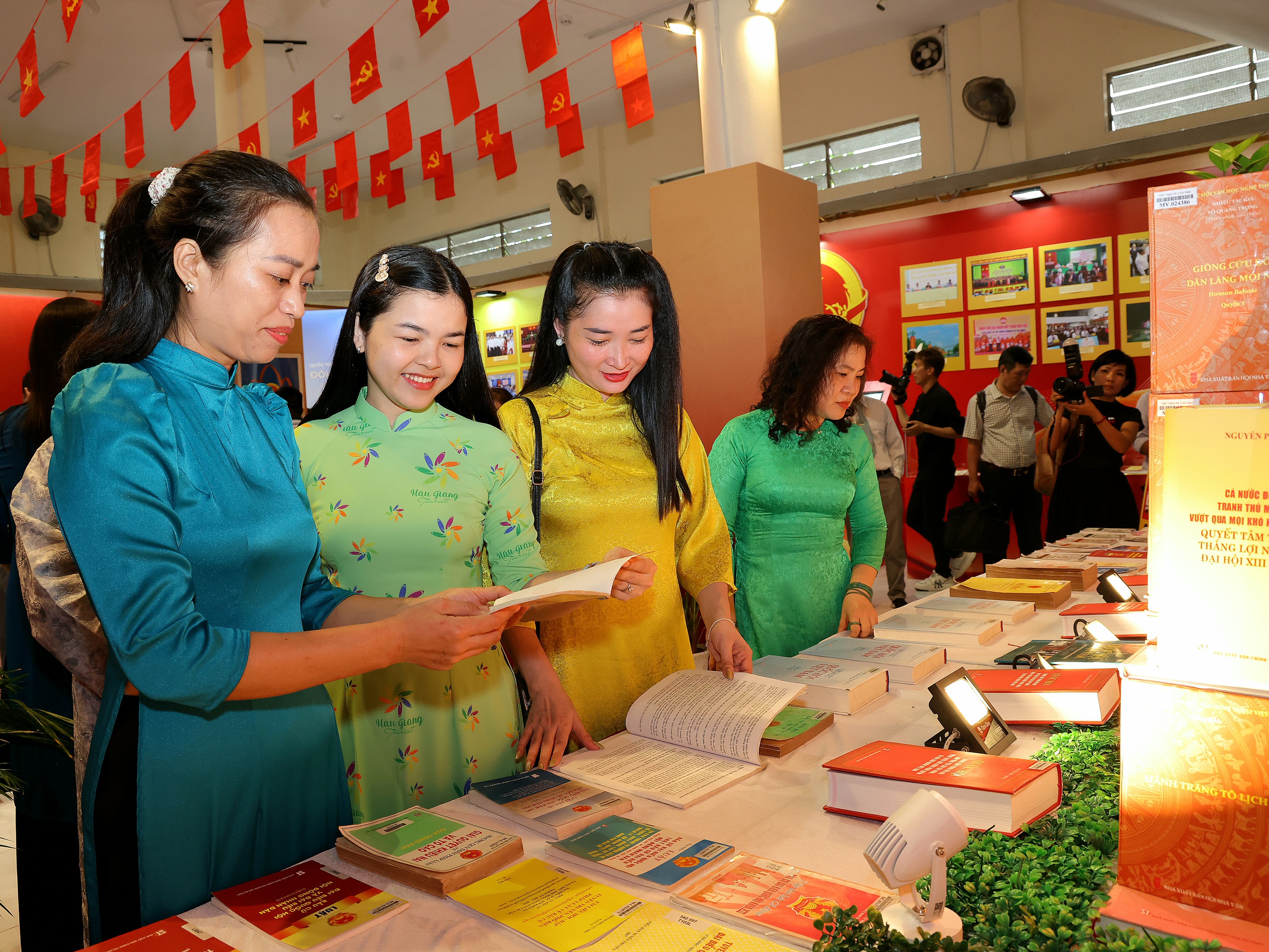 Hơn 140 tư liệu q&uacute;y về bầu cử tại Cần Thơ , khẳng định vai tr&ograve; Quốc hội - Ảnh 4.