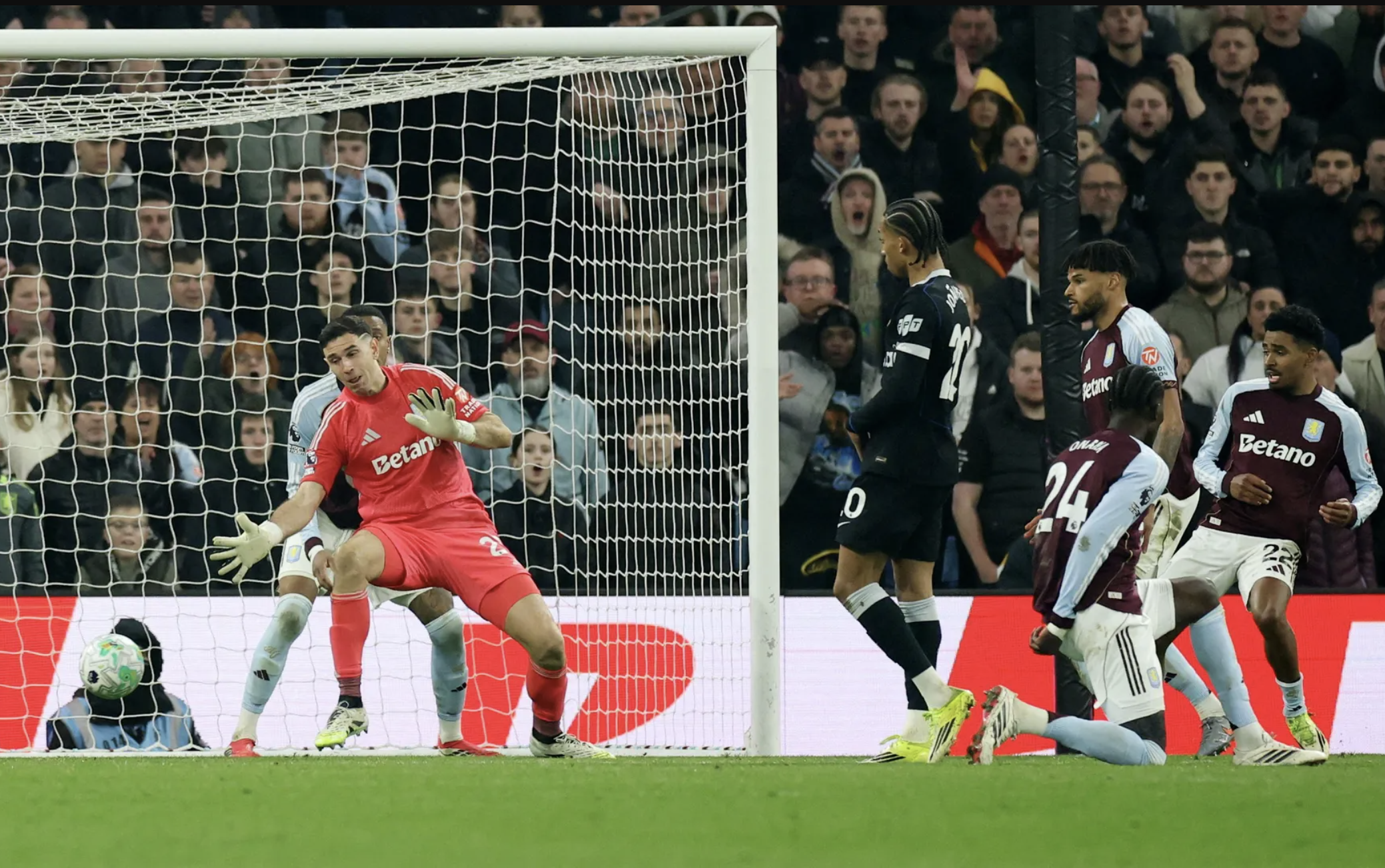 Joao Pedro lập hat-trick, Chelsea nhấn ch&igrave;m chủ nh&agrave; Aston Villa - Ảnh 5.