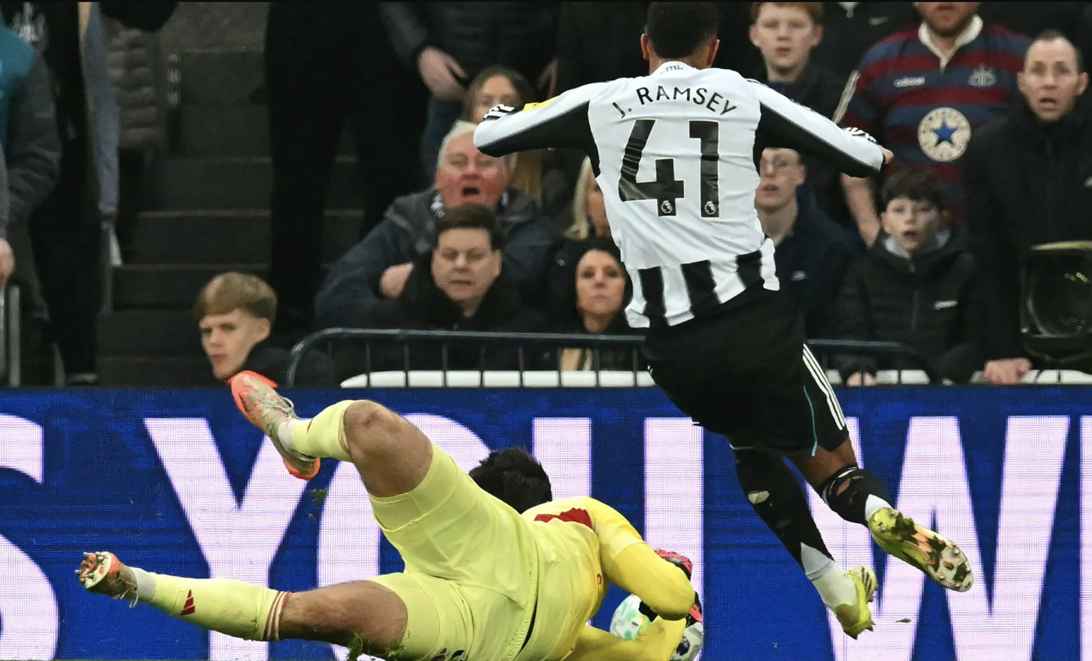 Siêu phẩm của Osula nhấn chìm "Quỷ đỏ", Carrick nhận thất bại đầu tiên với Man United - Ảnh 2.