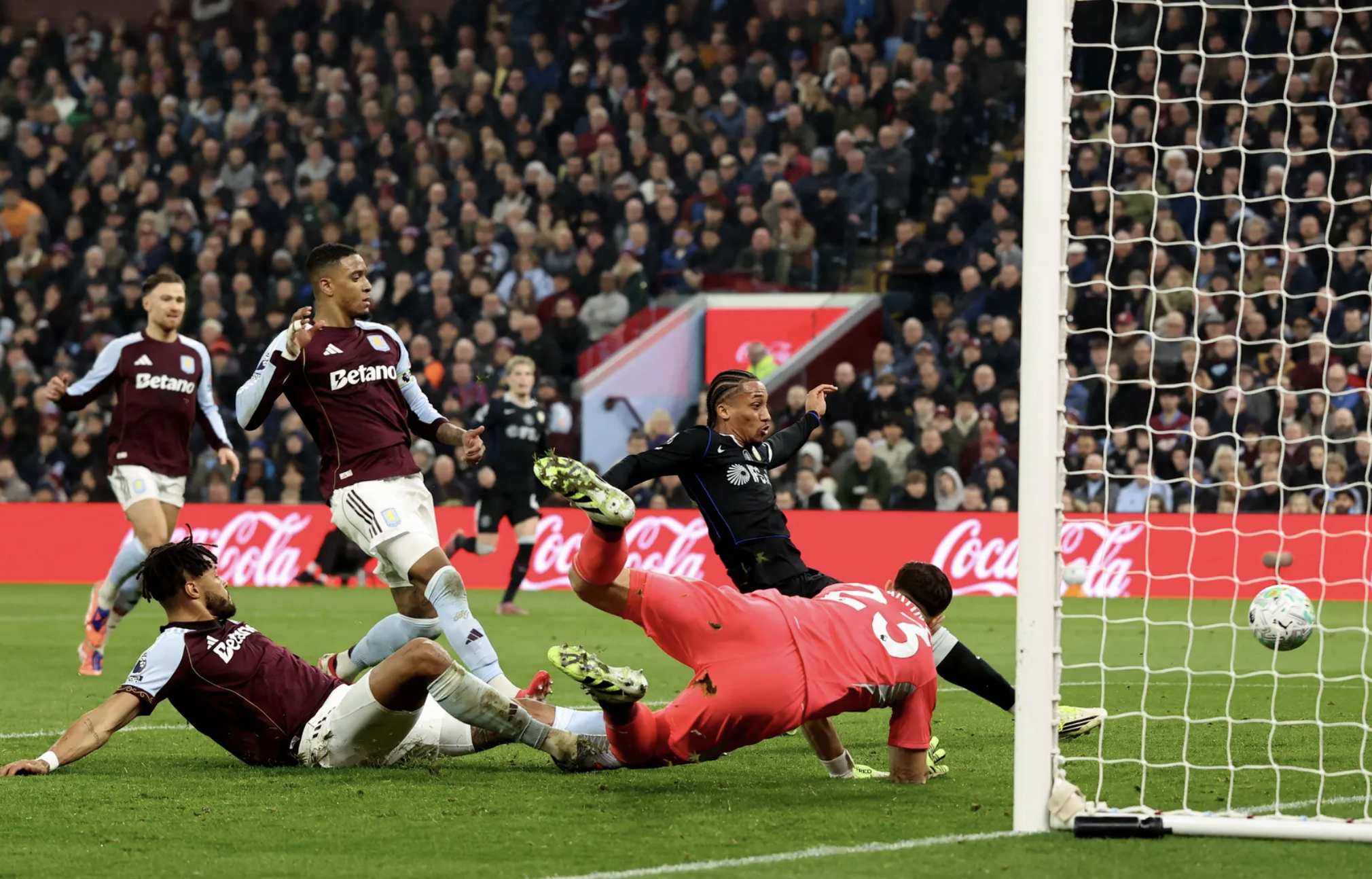 Joao Pedro lập hat-trick, Chelsea nhấn ch&igrave;m chủ nh&agrave; Aston Villa - Ảnh 2.
