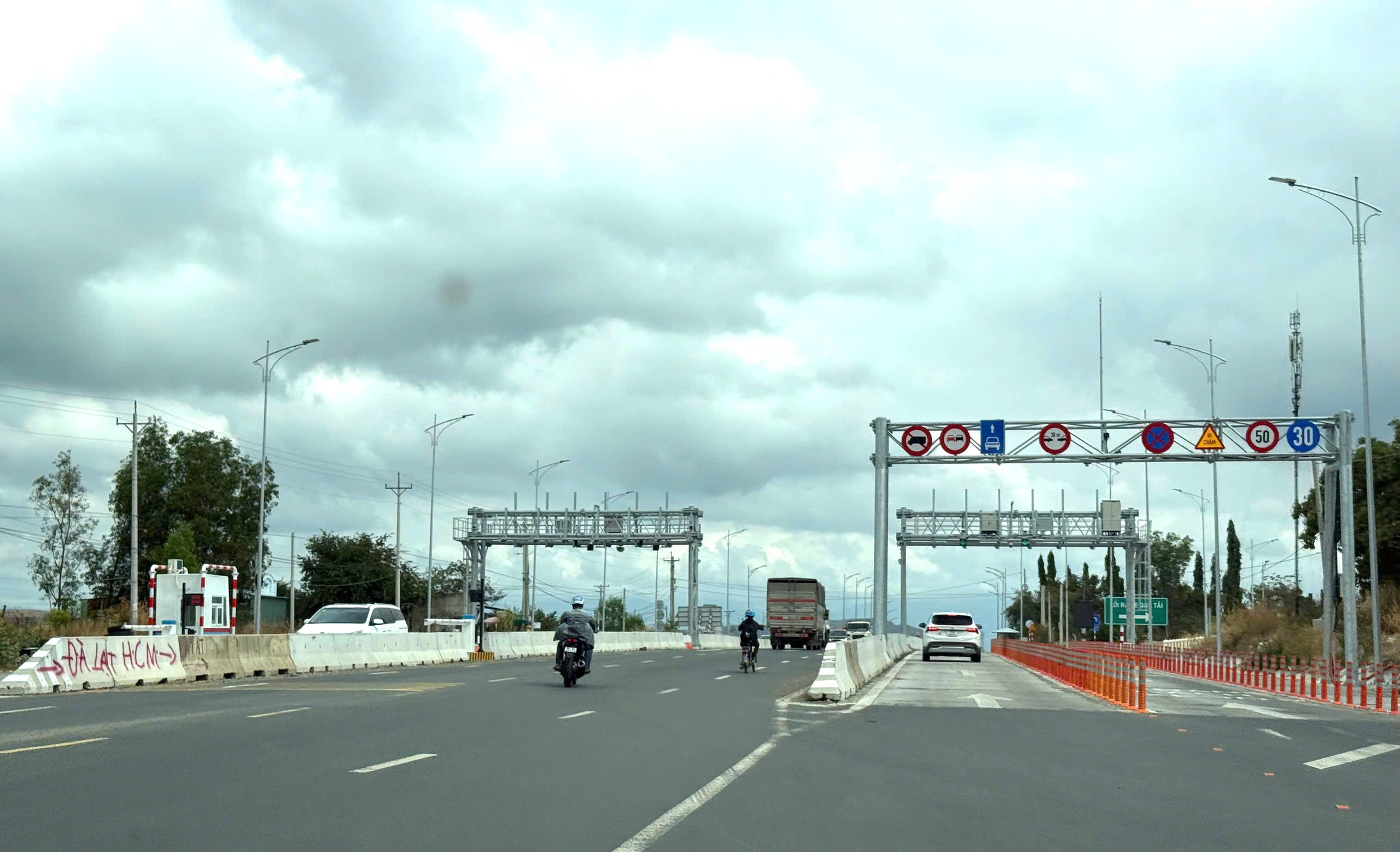 Nhiều bất cập trong thu ph&iacute; đường cao tốc Vĩnh Hảo &ndash; Phan Thiết 2026 - Ảnh 1.