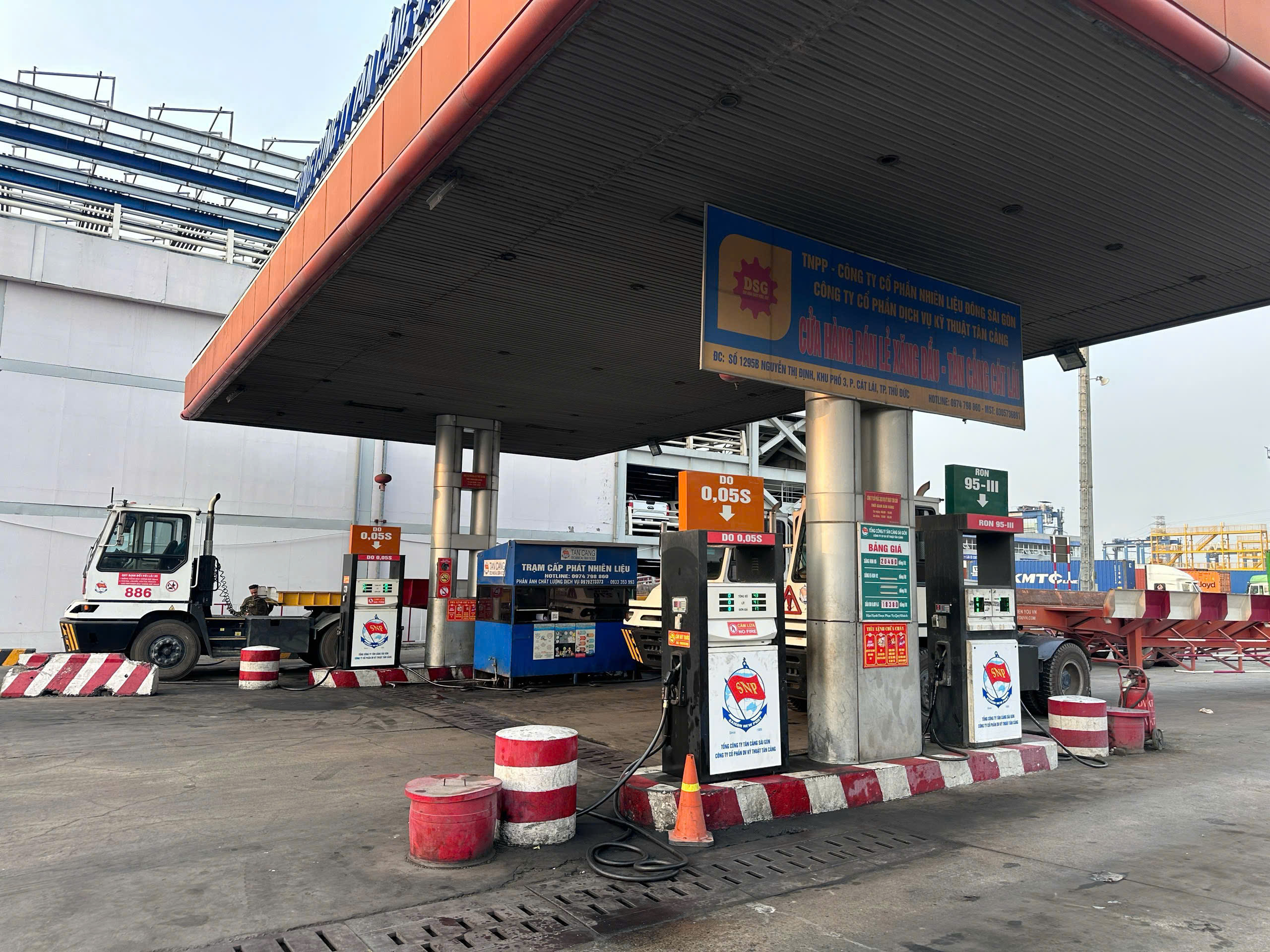 C&aacute;c c&acirc;y xăng trong cảng đ&atilde; b&aacute;n lại cho c&aacute;c xe b&igrave;nh thường  - Ảnh 1.