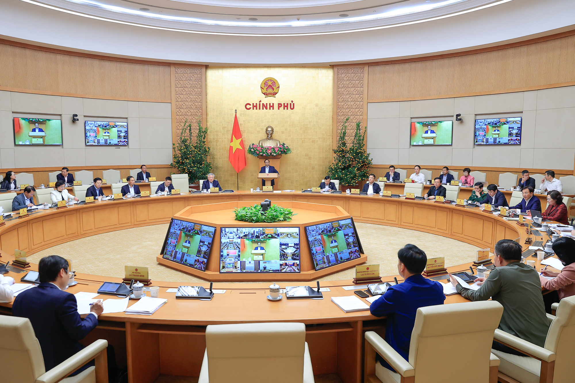 Thủ tướng: Xung đột quân sự ở Trung Đông tác động nguồn cung và giá dầu, vận tải biển - Ảnh 1.