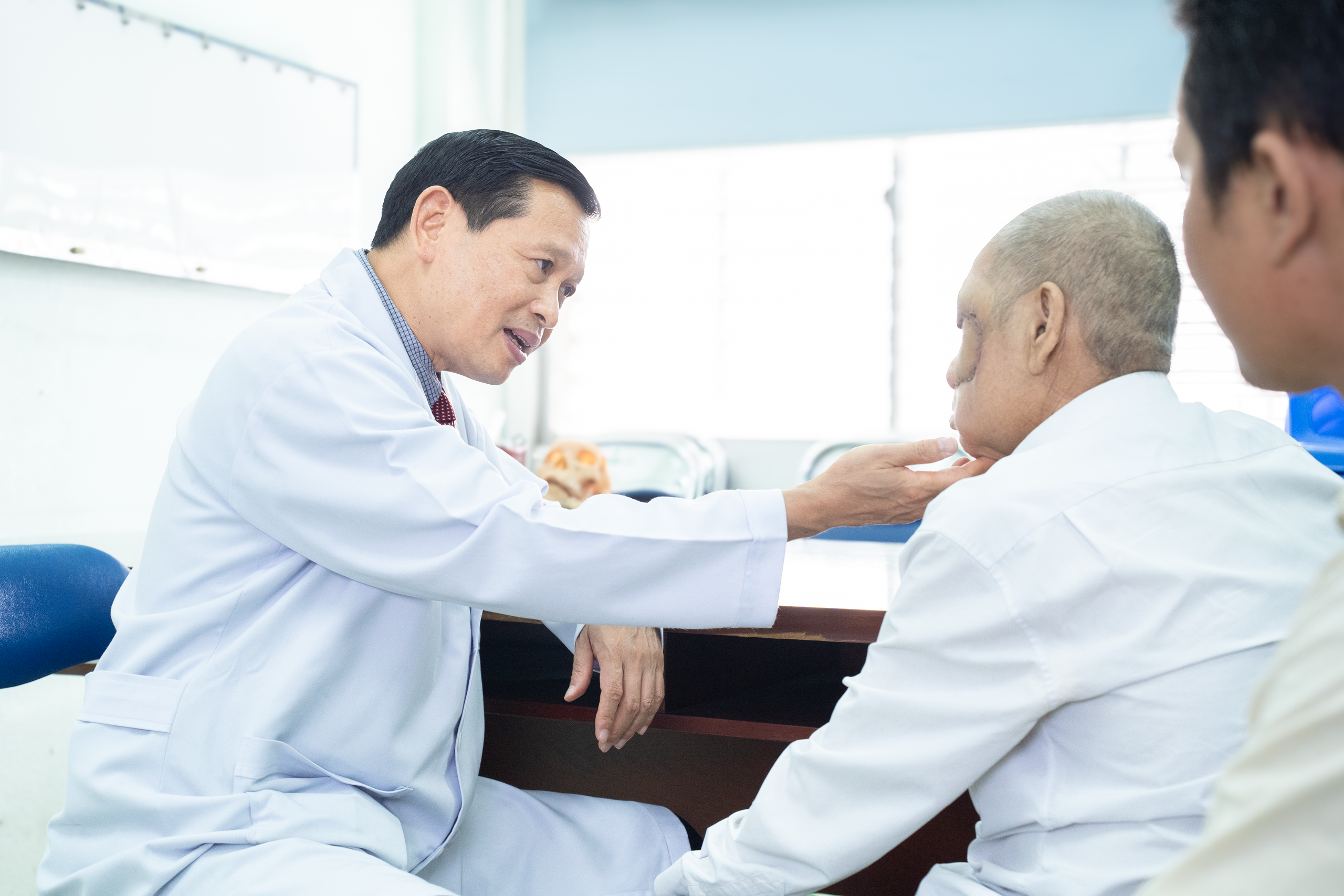 Ca mổ &ldquo;chưa từng c&oacute; tiền lệ&rdquo; khi b&aacute;c sĩ cắt khối u 800g x&acirc;m lấn n&atilde;o, t&aacute;i tạo to&agrave;n bộ v&ugrave;ng mặt - Ảnh 3.